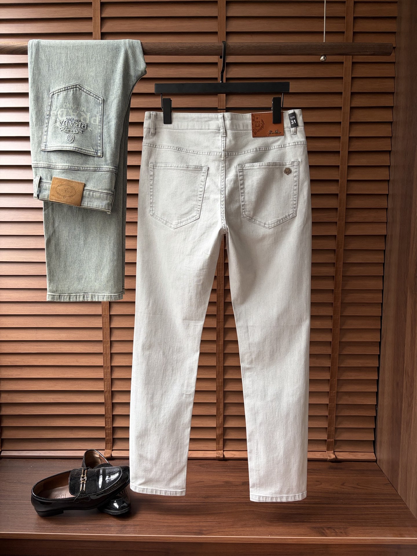 NO:913641,LP high-end customization, the latest jeans in early spring 2026, sold simultaneously at the counter, original customized replicas, customer-supplied hardware accessories, original quality, imported denim fabric with high elasticity, heavy washing, fine workmanship, and excellent upper body!  Preferred items Size: 29-38,,loro piana,jeans,19860909LP 高端定制、2026早春最新款牛仔裤 柜台同步发售 原版定制复刻 客供五金辅料 原单品质 进口牛仔面料高弹力 重工洗水 做工走线精细 上身绝佳！优选单品 码数: 29-38,,loro piana,jeans,,Men's clothing