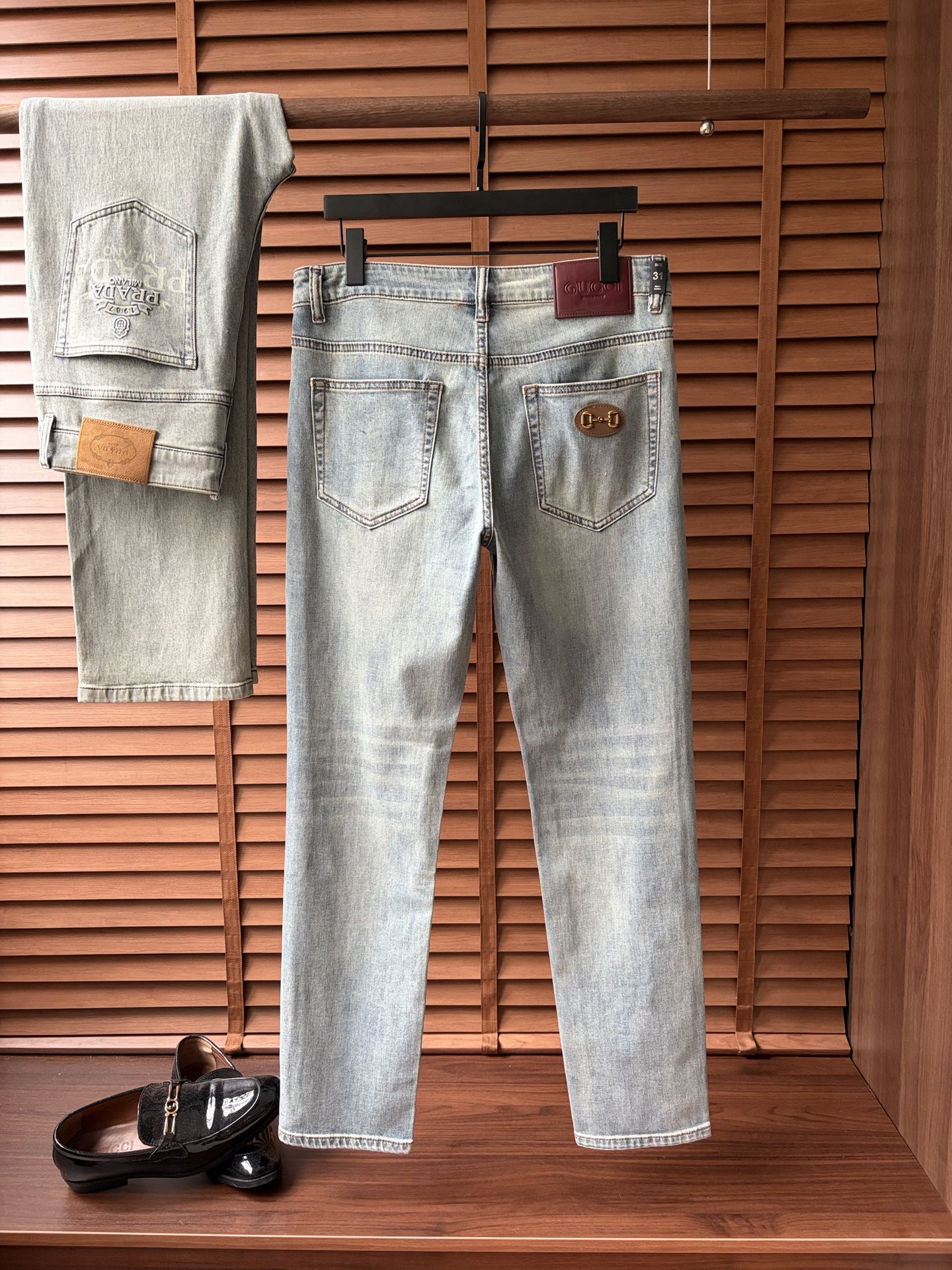 NO:913639,GUCCI high-end customization, the latest jeans in early spring 2026, are available simultaneously at the counter. Original customized replicas. Customer-supplied hardware accessories. Original quality. Imported denim fabric with high elasticity. Heavy washing. Fine workmanship and routing. Excellent upper body!  Preferred items Size: 29-38,,gucci,jeans,19860909GUCCI高端定制、2026早春最新款牛仔裤 柜台同步发售 原版定制复刻 客供五金辅料 原单品质 进口牛仔面料高弹力 重工洗水 做工走线精细 上身绝佳！优选单品 码数: 29-38,,gucci,jeans,,Men's clothing