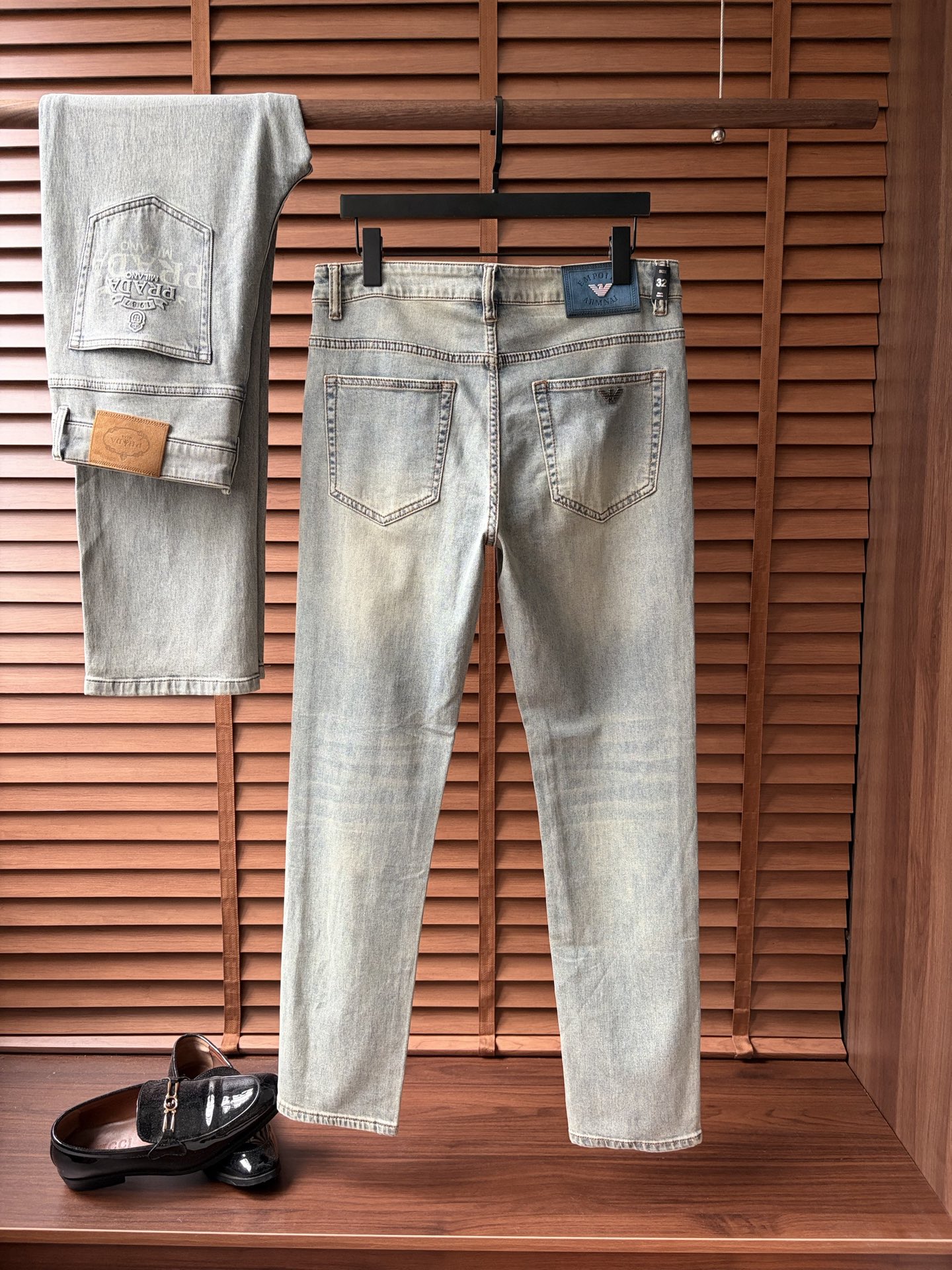 NO:913656,Armani's high-end customization, the latest jeans for early spring 2026, are available simultaneously at the counter. Original custom-made replicas. Customer-supplied hardware accessories. Original quality. Imported denim fabric with high elasticity. Heavy-duty washing. Fine workmanship and routing. Excellent upper body!  Preferred items Size: 29-38, armani,jeans,19860909阿玛尼 高端定制、2026早春最新款牛仔裤 柜台同步发售 原版定制复刻 客供五金辅料 原单品质 进口牛仔面料高弹力 重工洗水 做工走线精细 上身绝佳！优选单品 码数: 29-38,,armani,jeans,,Men's clothing