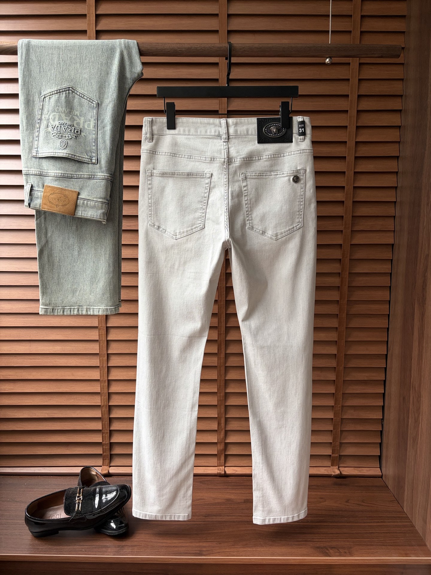 NO:913654,I Versace high-end customization, 2026 early spring latest jeans, simultaneous sale at the counter, original custom-made replicas, customer-supplied hardware accessories, original quality, imported denim fabric with high elasticity, heavy washing, fine workmanship, and excellent upper body!  Preferred items Size: 29-38,,versace,jeans,19860909I范思哲 高端定制、2026早春最新款牛仔裤 柜台同步发售 原版定制复刻 客供五金辅料 原单品质 进口牛仔面料高弹力 重工洗水 做工走线精细 上身绝佳！优选单品 码数: 29-38,,versace,jeans,,Men's clothing