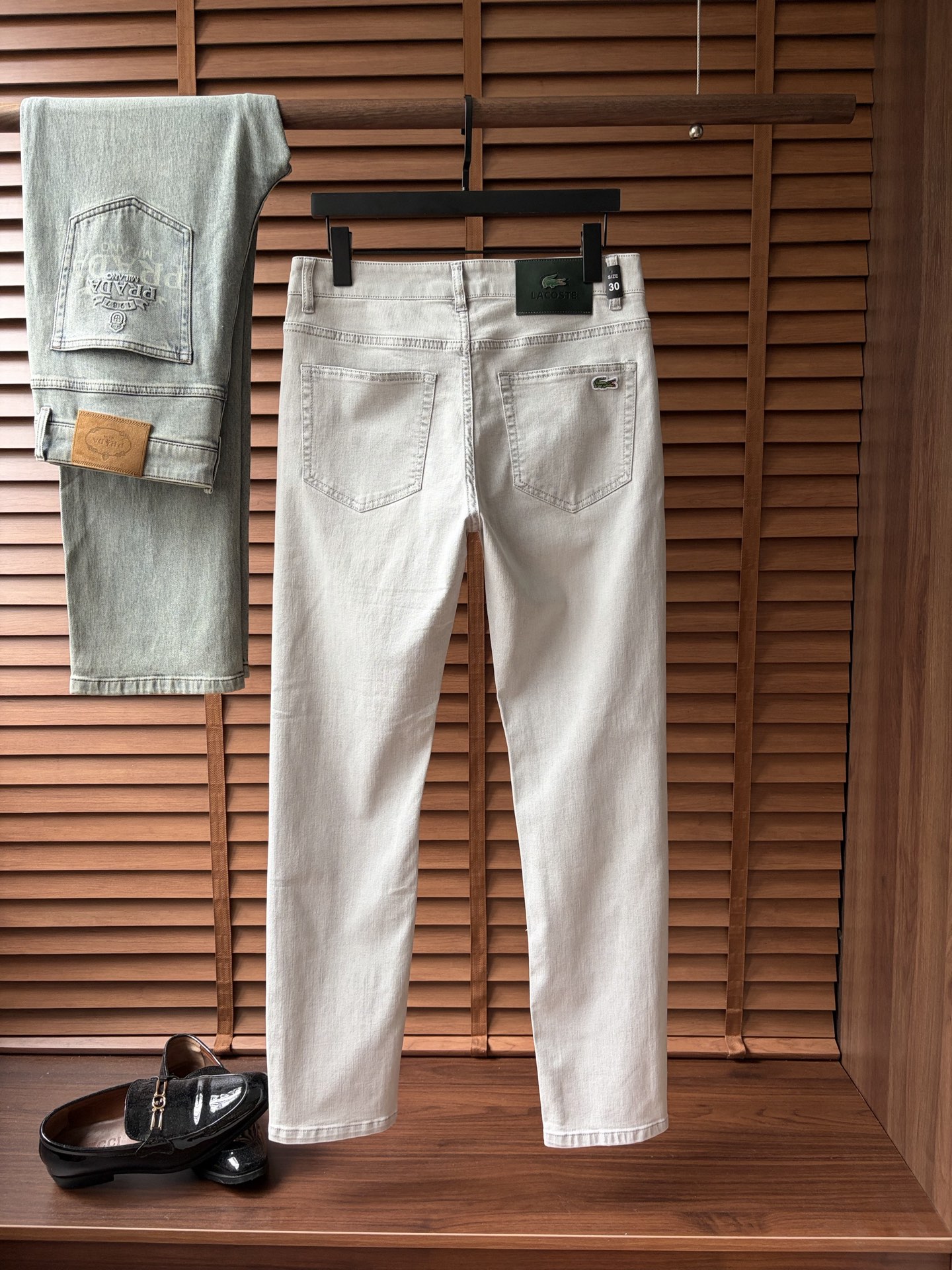 NO:913652,High-end customization, the latest jeans in early spring 2026, sold simultaneously at the counter, original customized replicas, customer-supplied hardware accessories, original quality, imported denim fabric with high elasticity, heavy washing, fine workmanship, and excellent upper body!  Preferred items Size: 29-38,,jeans,19860909高端定制、2026早春最新款牛仔裤 柜台同步发售 原版定制复刻 客供五金辅料 原单品质 进口牛仔面料高弹力 重工洗水 做工走线精细 上身绝佳！优选单品 码数: 29-38,,jeans,,Men's clothing