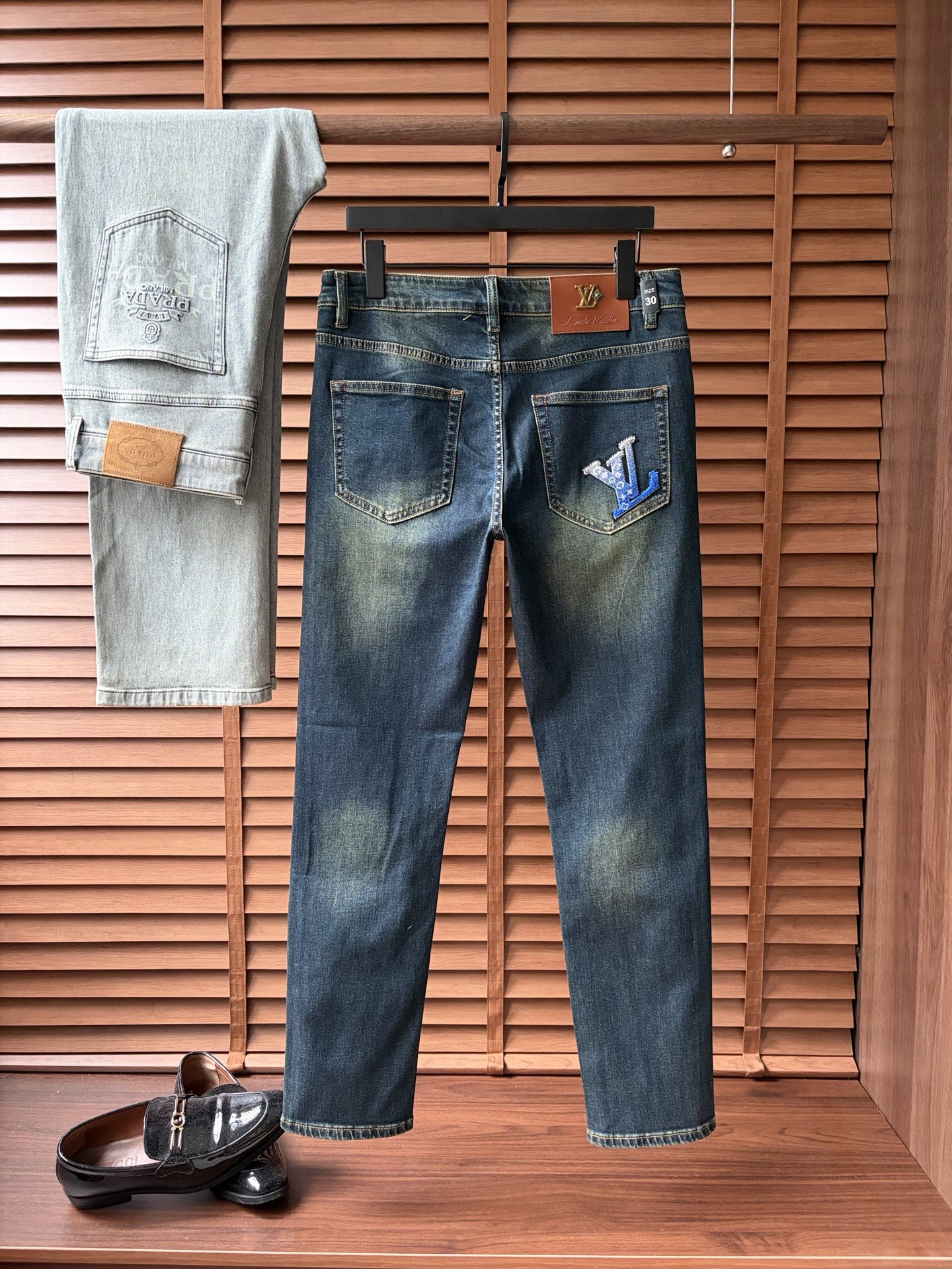NO:913648,LV high-end customization, the latest jeans for early spring 2026, are available at the counter simultaneously. Original customized replicas. Customer-supplied hardware accessories. Original quality. Imported denim fabric with high elasticity. Heavy washing. Fine workmanship. Excellent upper body!  Preferred items Size: 29-38,,louis vuitton,jeans,19860909LV 高端定制、2026早春最新款牛仔裤 柜台同步发售 原版定制复刻 客供五金辅料 原单品质 进口牛仔面料高弹力 重工洗水 做工走线精细 上身绝佳！优选单品 码数: 29-38,,louis vuitton,jeans,,Men's clothing