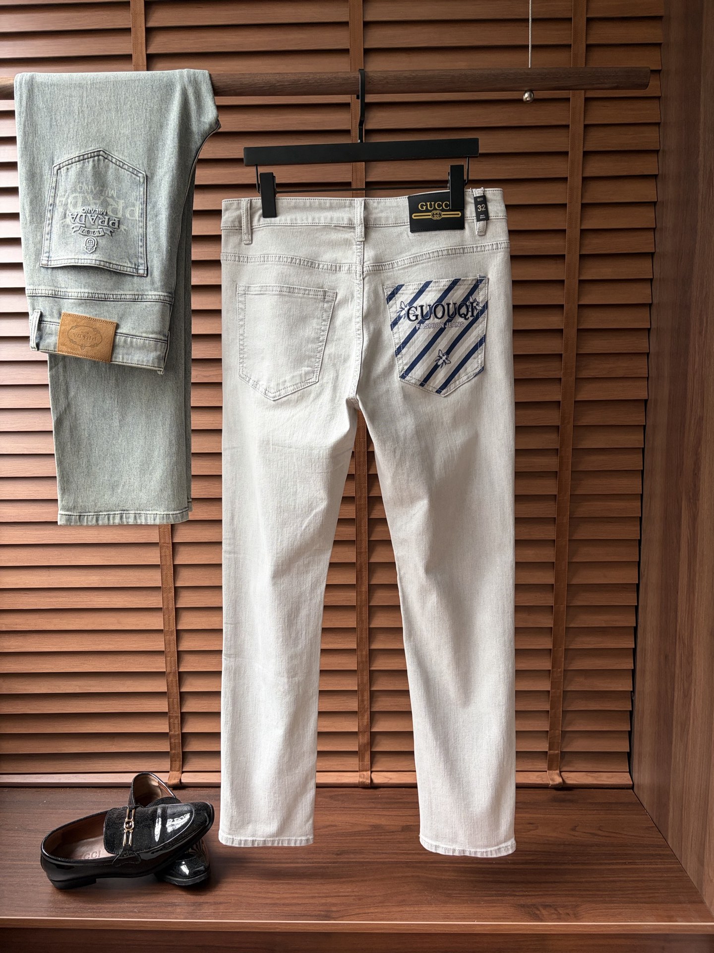 NO:913646,GUCCI high-end customization, the latest jeans in early spring 2026, are available simultaneously at the counter. Original customized replicas. Customer-supplied hardware accessories. Original quality. Imported denim fabric with high elasticity. Heavy washing. Fine workmanship and routing. Excellent upper body!  Preferred items Size: 29-38,,gucci,jeans,19860909GUCCI高端定制、2026早春最新款牛仔裤 柜台同步发售 原版定制复刻 客供五金辅料 原单品质 进口牛仔面料高弹力 重工洗水 做工走线精细 上身绝佳！优选单品 码数: 29-38,,gucci,jeans,,Men's clothing