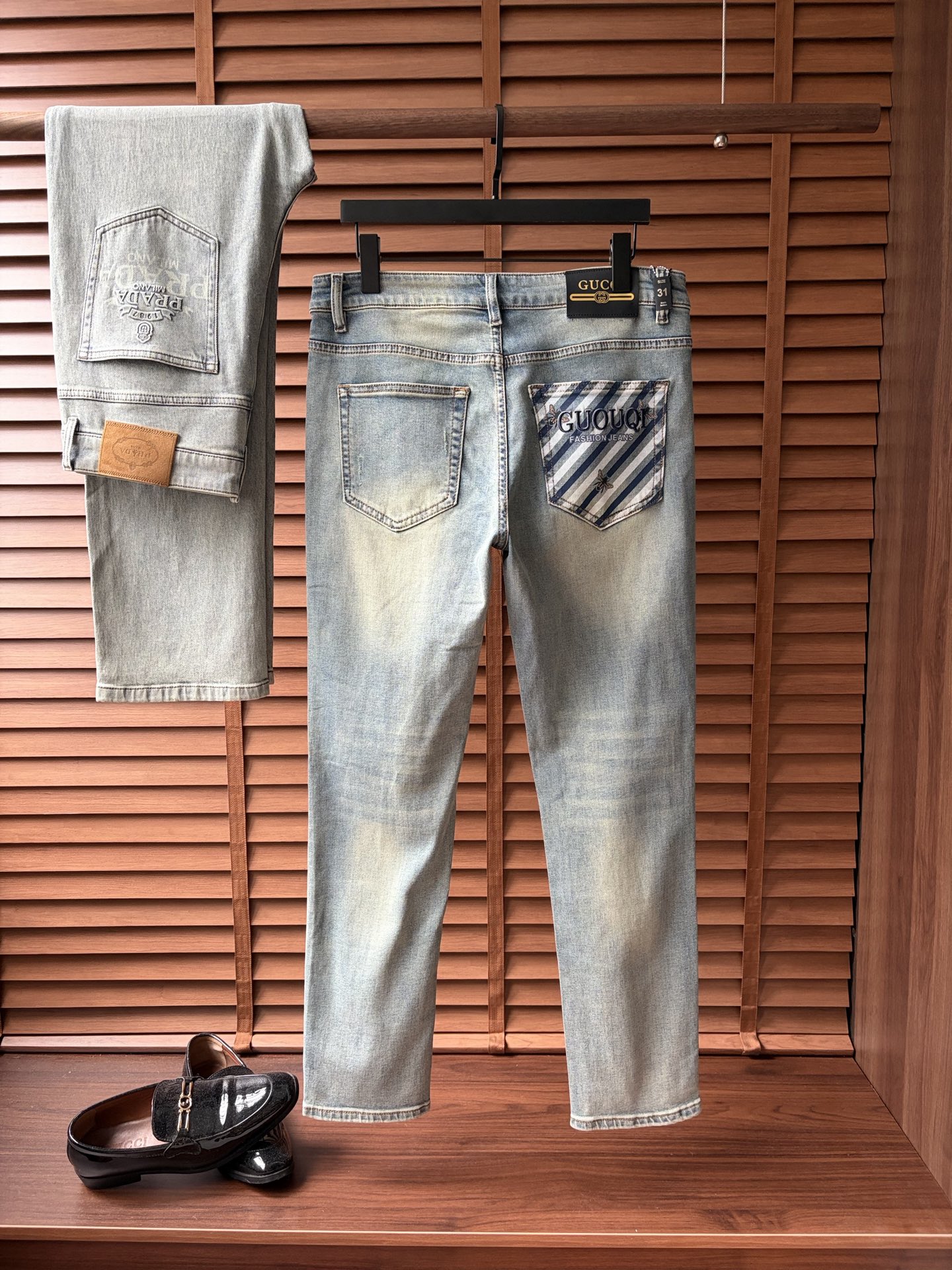 NO:911149,Gucci high-end customization, 2026 latest jeans, simultaneous sale at the counter, original custom-made replica, customer-supplied hardware accessories, original quality, imported denim fabric with high elasticity, heavy washing, fine workmanship, and excellent upper body!  Preferred items Size: 29-38,,jeans,19860909古奇 高端定制、2026最新款牛仔裤 柜台同步发售 原版定制复刻 客供五金辅料 原单品质 进口牛仔面料高弹力 重工洗水 做工走线精细 上身绝佳！优选单品 码数: 29-38,,jeans,,Men's clothing