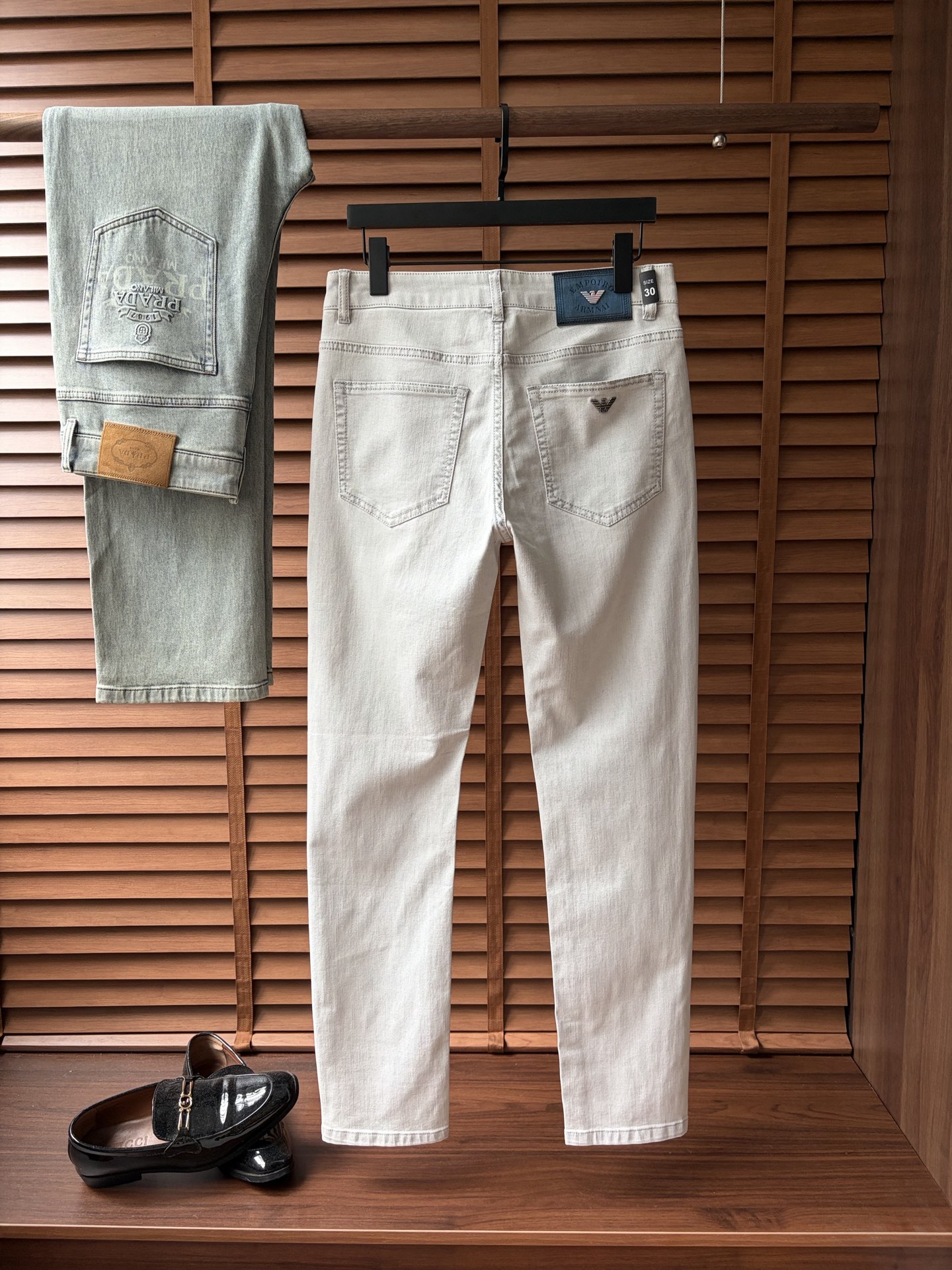 NO:913644,Armani's high-end customization, the latest jeans for early spring 2026, are available simultaneously at the counter. Original custom-made replicas. Customer-supplied hardware accessories. Original quality. Imported denim fabric with high elasticity. Heavy-duty washing. Fine workmanship and routing. Excellent upper body!  Preferred items Size: 29-38, armani,jeans,19860909阿玛尼 高端定制、2026早春最新款牛仔裤 柜台同步发售 原版定制复刻 客供五金辅料 原单品质 进口牛仔面料高弹力 重工洗水 做工走线精细 上身绝佳！优选单品 码数: 29-38,,armani,jeans,,Men's clothing