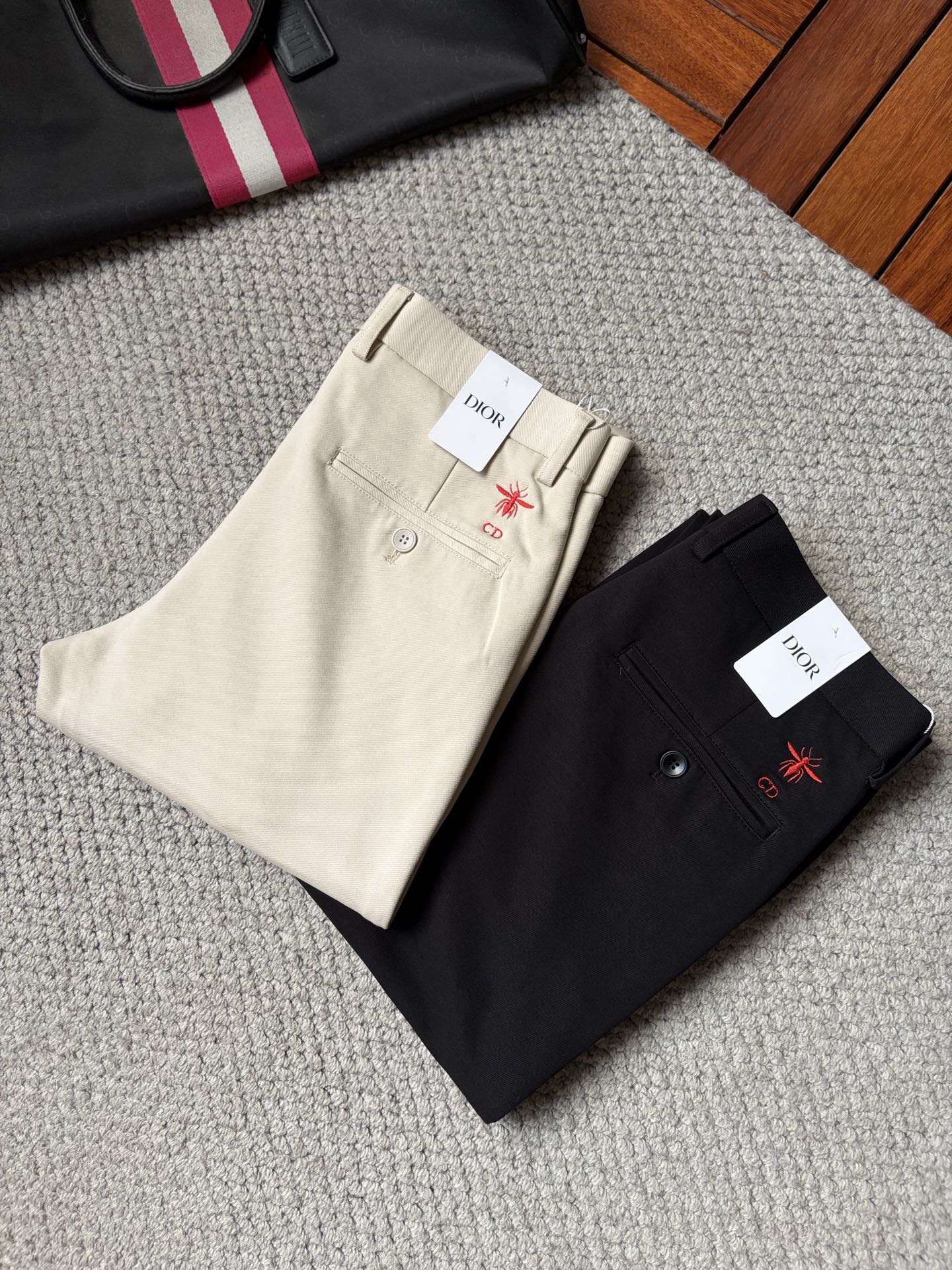 NO:911136,dr casual trousers, 2025SS new autumn and winter trousers, special fabrics for advanced custom trousers, customized original hardware, heavy craftsmanship, fine lathe wiring, customized fabrics, soft and comfortable, significant texture, exquisite accessories, great upper body effect, complete three standards, standard size 29-38, no 35,,19860909dr 休闲裤 西裤2025SS秋冬新款 高级定制裤子专用面料 定制原版五金 重工工艺打造 车工走线精细 定制面料 柔软舒适 质感显著 辅料精美 上身效果超赞 三标齐全 标准尺码29-38,无35,,,Men's clothing