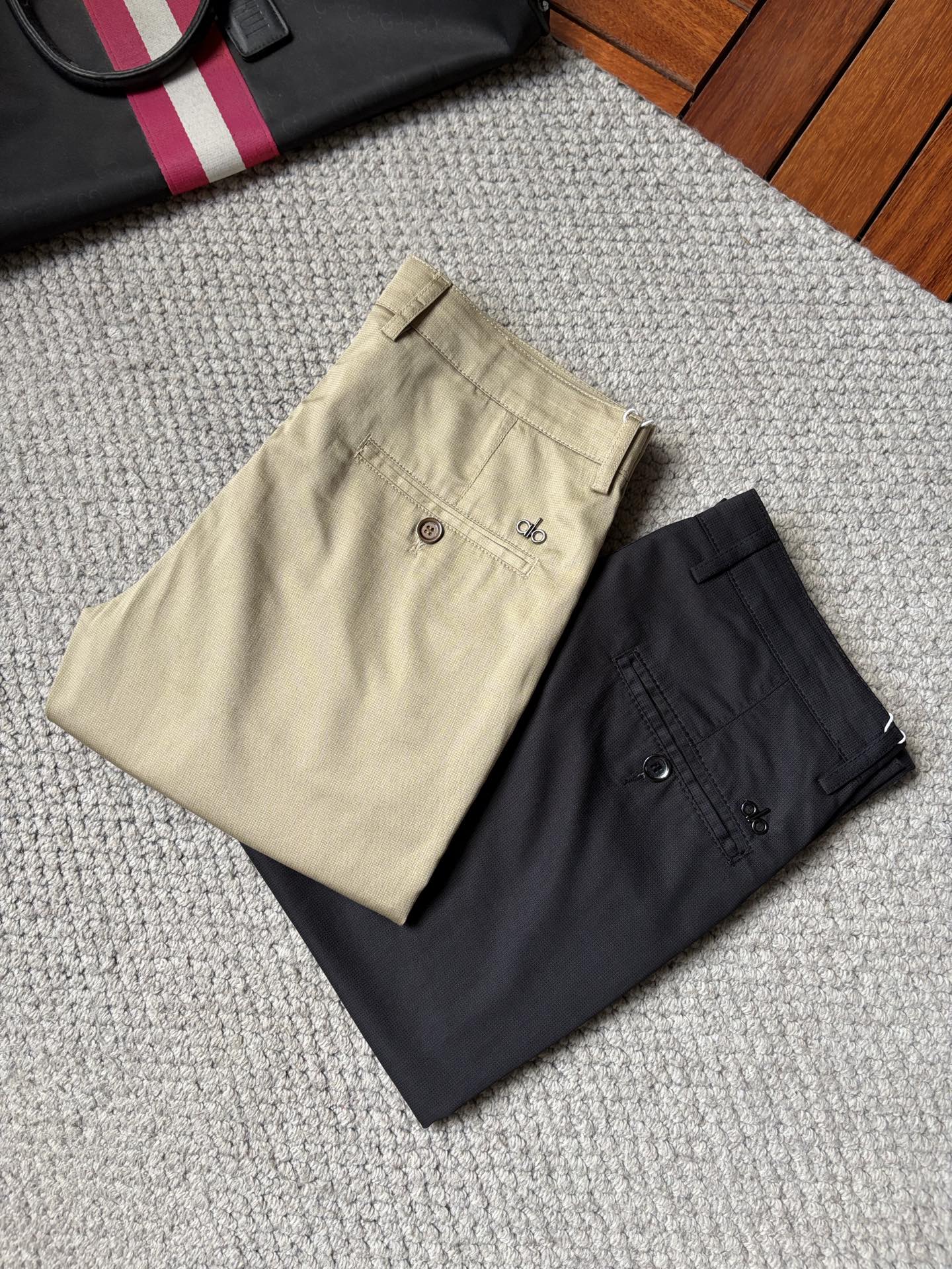 NO:911131,Alo Casual Pants, Western Pants 2025SS Autumn and Winter New Style, Special Fabric for Advanced Customized Pants, Customized Original Hardware, Heavy Craftsmanship, Fine Lathe Lines, Customized Fabric, Soft and Comfortable, Remarkable Texture, Exquisite Accessories, Great Upper Body Effect, Complete Three Standards, Standard Sizes 29-38, No 35,,19860909Alo 休闲裤 西裤2025SS秋冬新款 高级定制裤子专用面料 定制原版五金 重工工艺打造 车工走线精细 定制面料 柔软舒适 质感显著 辅料精美 上身效果超赞 三标齐全 标准尺码29-38,无35,,,Men's clothing
