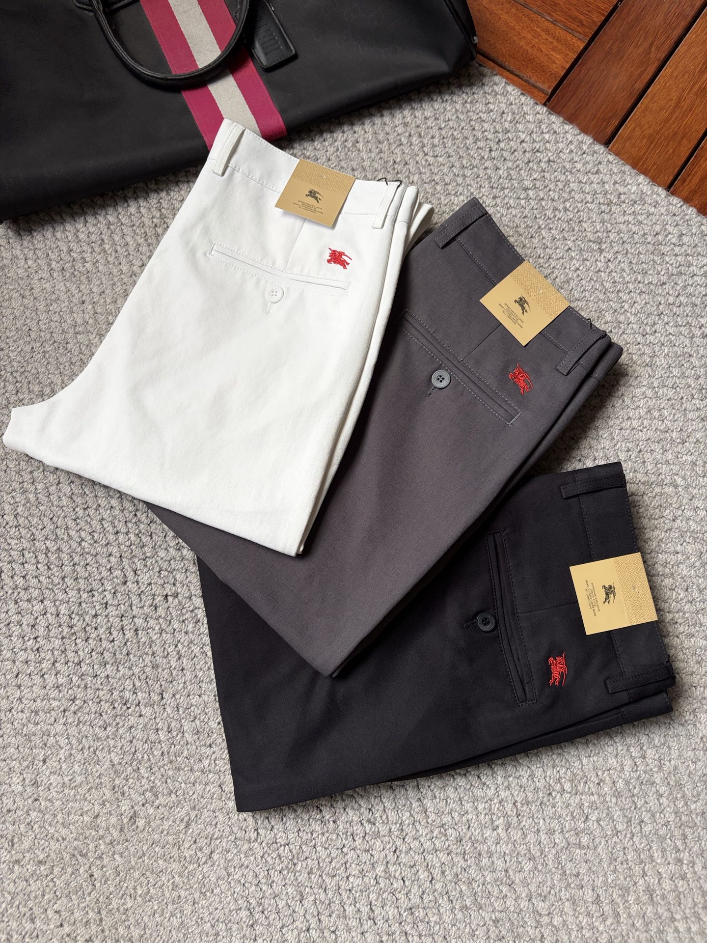 NO:911126,Burberry casual pants and trousers 2025SS autumn and winter new style, special fabric for advanced custom pants, customized original hardware, heavy craftsmanship, fine lathe wiring, customized fabrics, soft and comfortable, significant texture, exquisite accessories, great upper body effect, complete three standards, standard size 29-38, no 35,, burberry,19860909巴宝 休闲裤 西裤2025SS秋冬新款 高级定制裤子专用面料 定制原版五金 重工工艺打造 车工走线精细 定制面料 柔软舒适 质感显著 辅料精美 上身效果超赞 三标齐全 标准尺码29-38,无35,,burberry,,Men's clothing