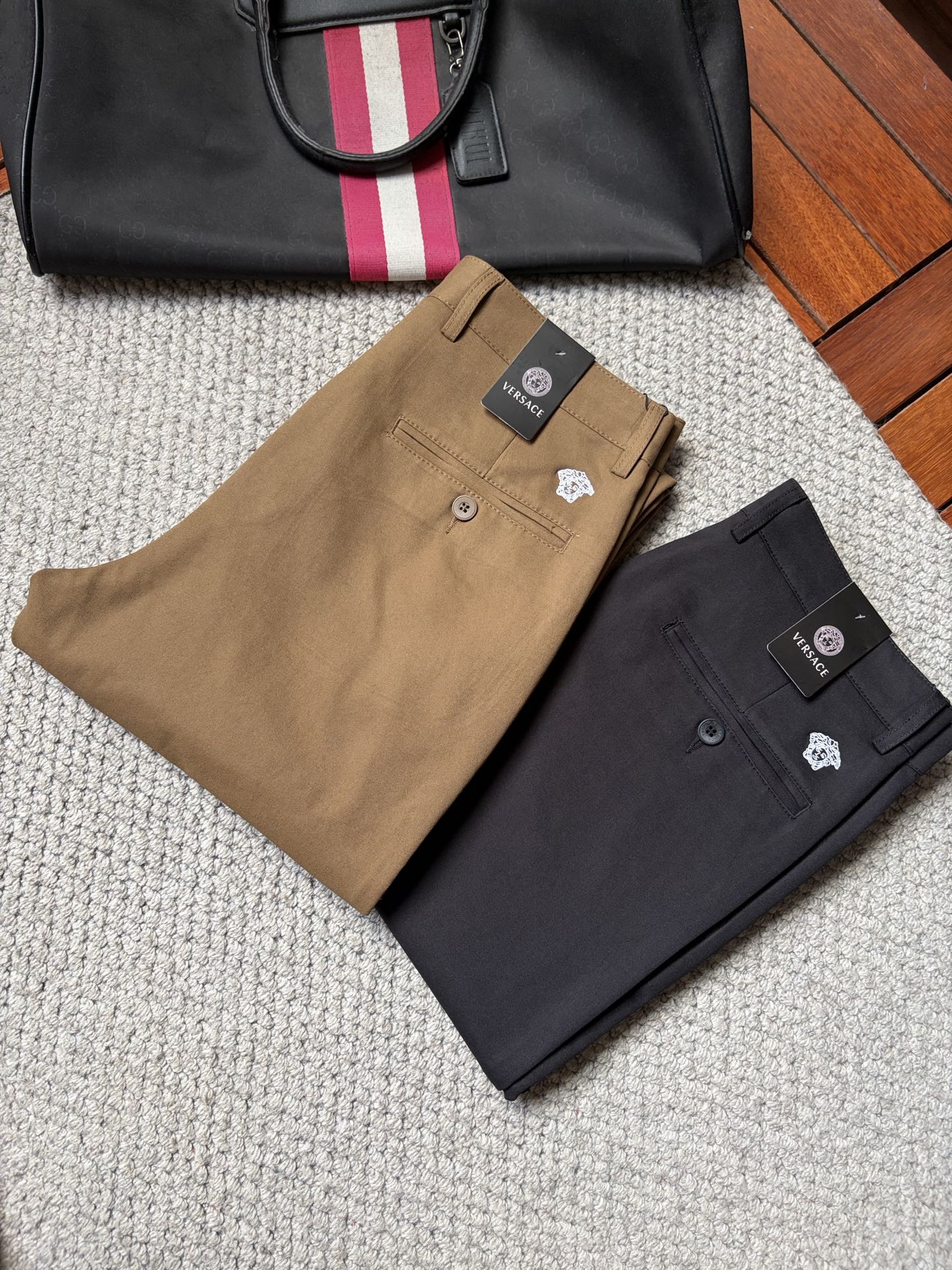 NO:911172,Fansi casual pants, trousers 2025SS autumn and winter new style, special fabric for advanced custom pants, customized original hardware, heavy craftsmanship, fine lathe wiring, customized fabric, soft and comfortable, significant texture, exquisite accessories, great upper body effect, complete three standards, standard size 29-38, no 35,,versace,19860909范思 休闲裤 西裤2025SS秋冬新款 高级定制裤子专用面料 定制原版五金 重工工艺打造 车工走线精细 定制面料 柔软舒适 质感显著 辅料精美 上身效果超赞 三标齐全 标准尺码29-38,无35,,versace,,Men's clothing