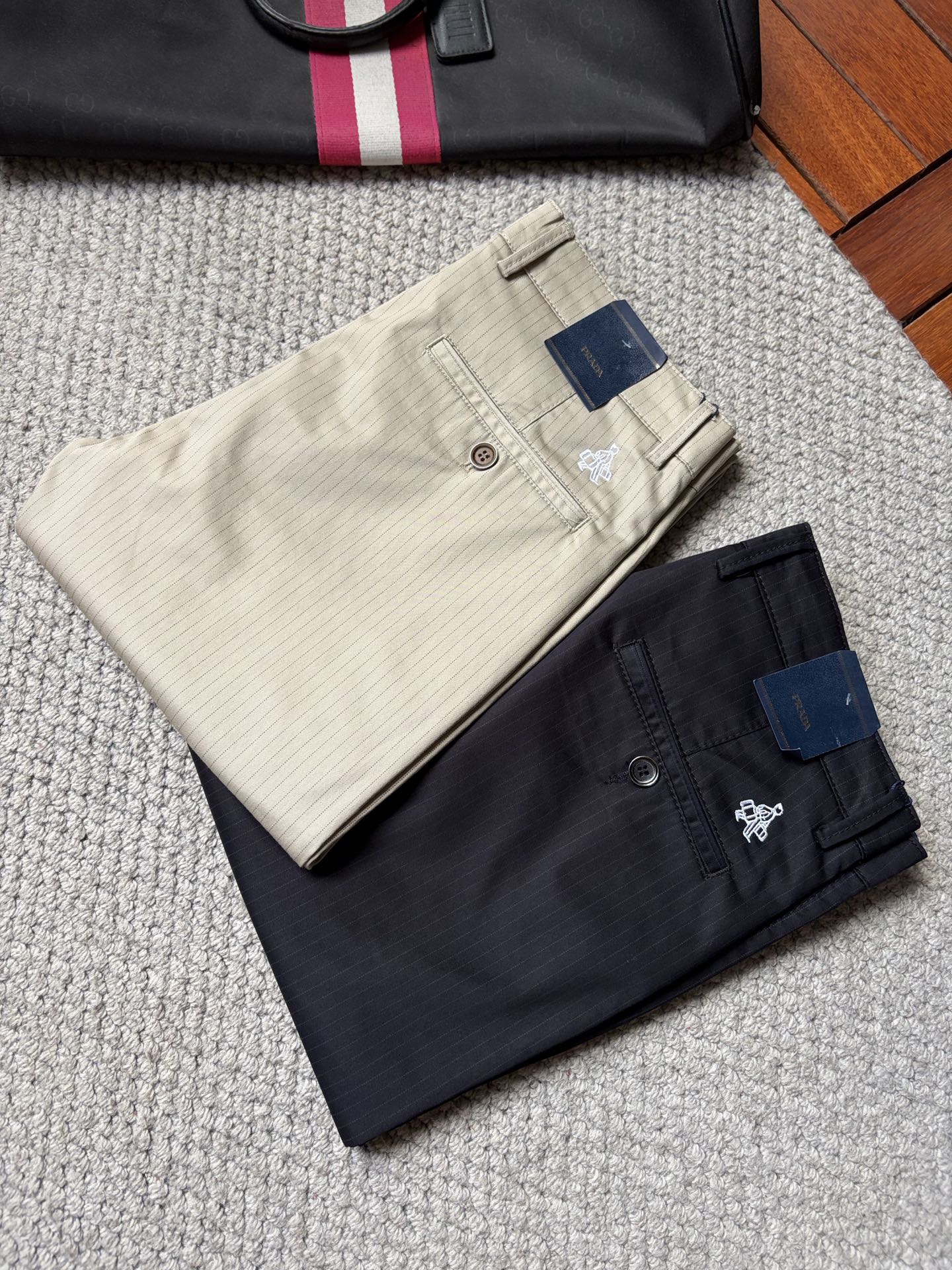 NO:911166,Pula casual pants, trousers 2025SS autumn and winter new style, special fabric for advanced custom pants, customized original hardware, heavy craftsmanship, fine turning and wiring, customized fabric, soft and comfortable, significant texture, exquisite accessories, great upper body effect, complete three standards, standard size 29-38, no 35,, prada,19860909普拉 休闲裤 西裤2025SS秋冬新款 高级定制裤子专用面料 定制原版五金 重工工艺打造 车工走线精细 定制面料 柔软舒适 质感显著 辅料精美 上身效果超赞 三标齐全 标准尺码29-38,无35,,prada,,Men's clothing