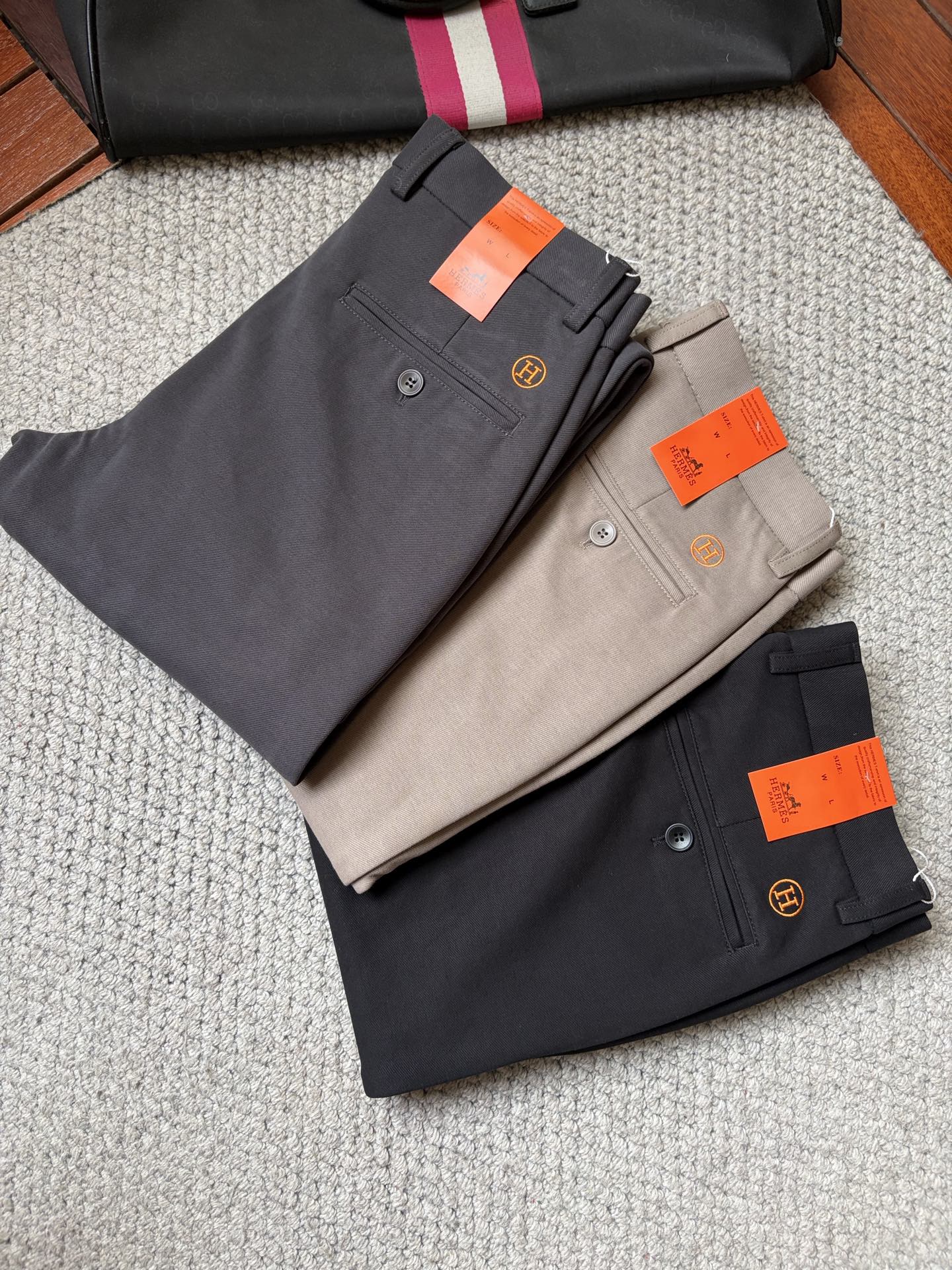 NO:911160,Hermes casual pants, trousers 2025SS autumn and winter new style, special fabric for advanced custom pants, customized original hardware, heavy craftsmanship, fine lathe wiring, customized fabrics, soft and comfortable, significant texture, exquisite accessories, great upper body effect, complete three standards, standard size 29-38, no 35,, hermes,19860909爱马 休闲裤 西裤2025SS秋冬新款 高级定制裤子专用面料 定制原版五金 重工工艺打造 车工走线精细 定制面料 柔软舒适 质感显著 辅料精美 上身效果超赞 三标齐全 标准尺码29-38,无35,,hermes,,Men's clothing