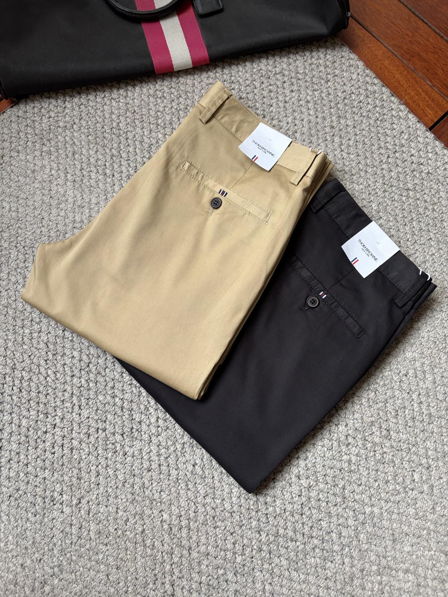 NO:911154,TB Casual Pants, Western Pants 2025SS Autumn and Winter New Style, Special Fabric for Advanced Custom Pants, Customized Original Hardware, Heavy Craftsmanship, Fine Turning, Customized Fabric, Soft and Comfortable, Remarkable Texture, Exquisite Accessories, Excellent Upper Body Effect, Complete Three Standards, Standard Sizes 29-38, No 35,,19860909TB 休闲裤 西裤2025SS秋冬新款 高级定制裤子专用面料 定制原版五金 重工工艺打造 车工走线精细 定制面料 柔软舒适 质感显著 辅料精美 上身效果超赞 三标齐全 标准尺码29-38,无35,,,Men's clothing