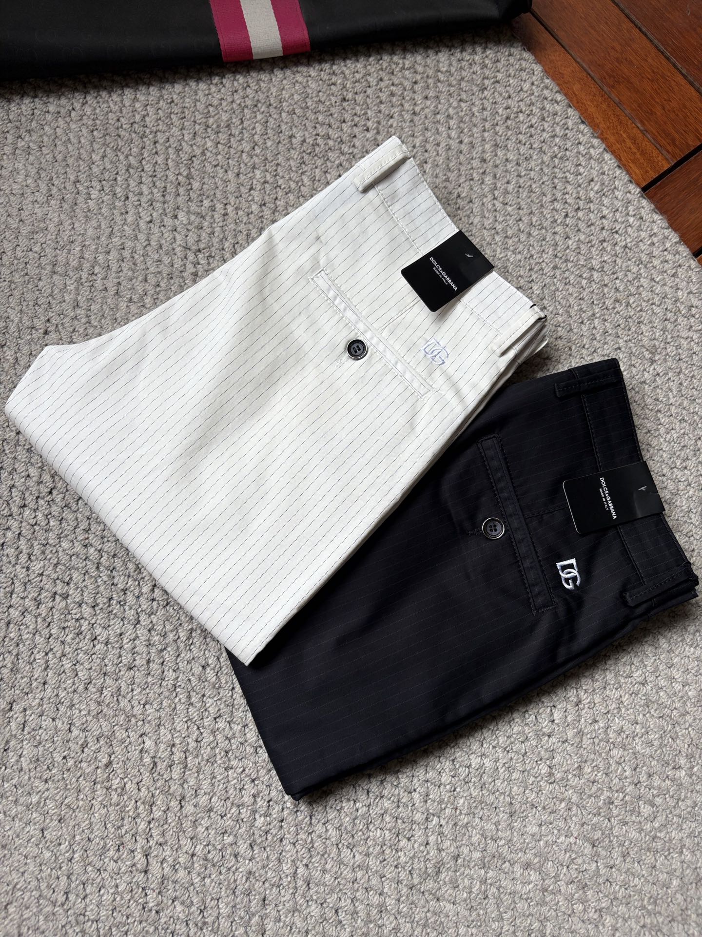 NO:911143,DG casual pants, 2025SS new autumn and winter trousers, special fabrics for advanced custom trousers, customized original hardware, heavy craftsmanship, fine lathe wiring, customized fabrics, soft and comfortable, significant texture, exquisite accessories, excellent upper body effect, complete three standards, standard sizes 29-38, no 35,,19860909DG休闲裤 西裤2025SS秋冬新款 高级定制裤子专用面料 定制原版五金 重工工艺打造 车工走线精细 定制面料 柔软舒适 质感显著 辅料精美 上身效果超赞 三标齐全 标准尺码29-38,无35,,,Men's clothing