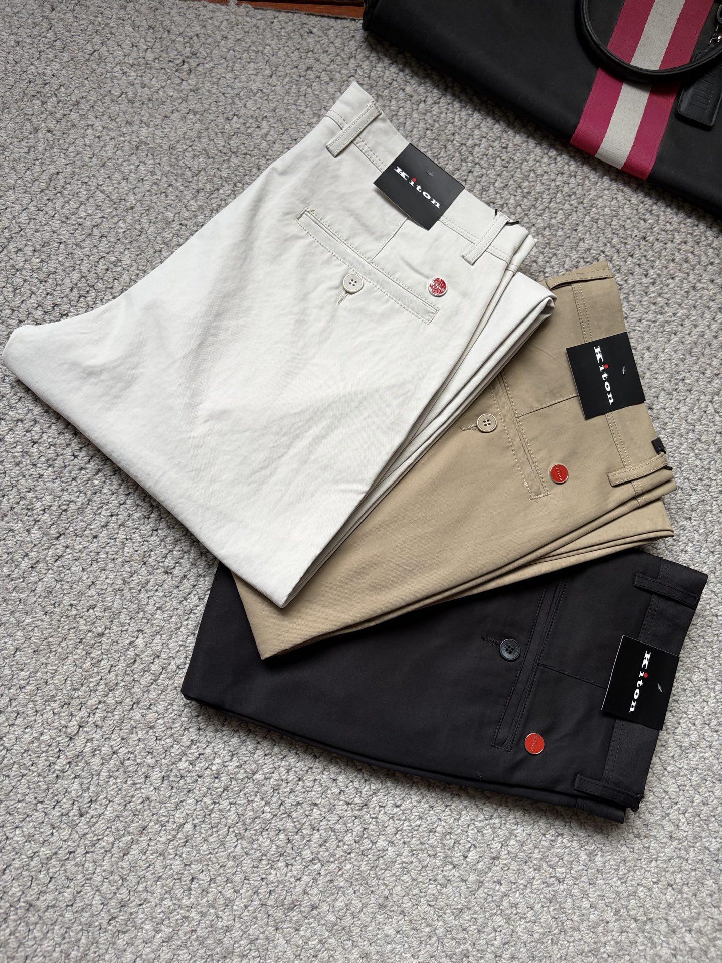 NO:911138,KI Casual Pants, Western Pants 2025SS Autumn and Winter New Style, Special Fabric for Advanced Customized Pants, Customized Original Hardware, Heavy Craftsmanship, Fine Lathe Lines, Customized Fabric, Soft and Comfortable, Remarkable Texture, Exquisite Accessories, Excellent Upper Body Effect, Complete Three Standards, Standard Sizes 29-38, No 35,,19860909KI 休闲裤 西裤2025SS秋冬新款 高级定制裤子专用面料 定制原版五金 重工工艺打造 车工走线精细 定制面料 柔软舒适 质感显著 辅料精美 上身效果超赞 三标齐全 标准尺码29-38,无35,,,Men's clothing