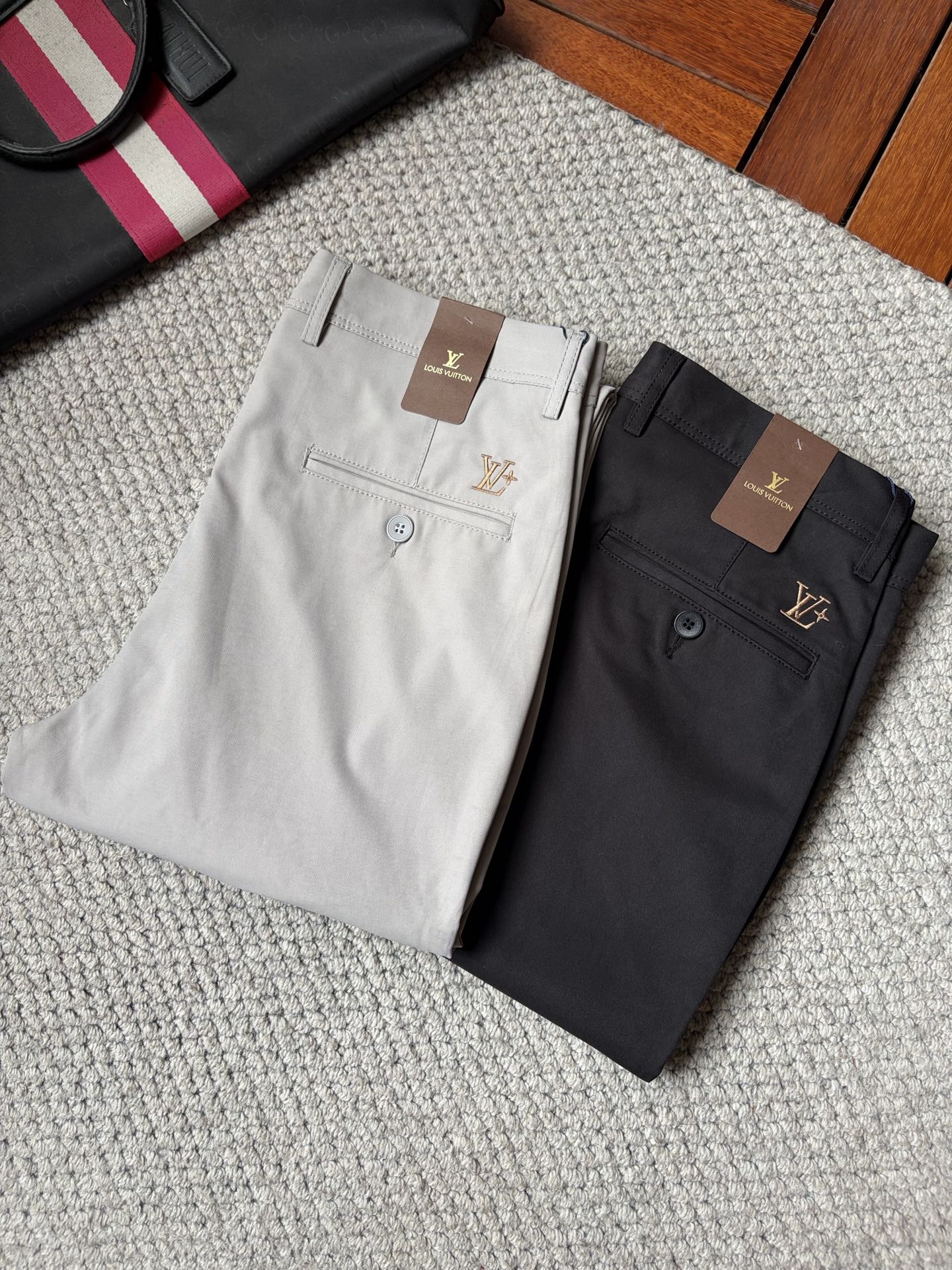 NO:911134,L V casual pants, trousers 2025SS autumn and winter new style, special fabric for advanced custom pants, customized original hardware, heavy craftsmanship, fine lathe wiring, customized fabric, soft and comfortable, significant texture, exquisite accessories, great upper body effect, complete three standards, standard size 29-38, no 35,,19860909L V 休闲裤 西裤2025SS秋冬新款 高级定制裤子专用面料 定制原版五金 重工工艺打造 车工走线精细 定制面料 柔软舒适 质感显著 辅料精美 上身效果超赞 三标齐全 标准尺码29-38,无35,,,Men's clothing
