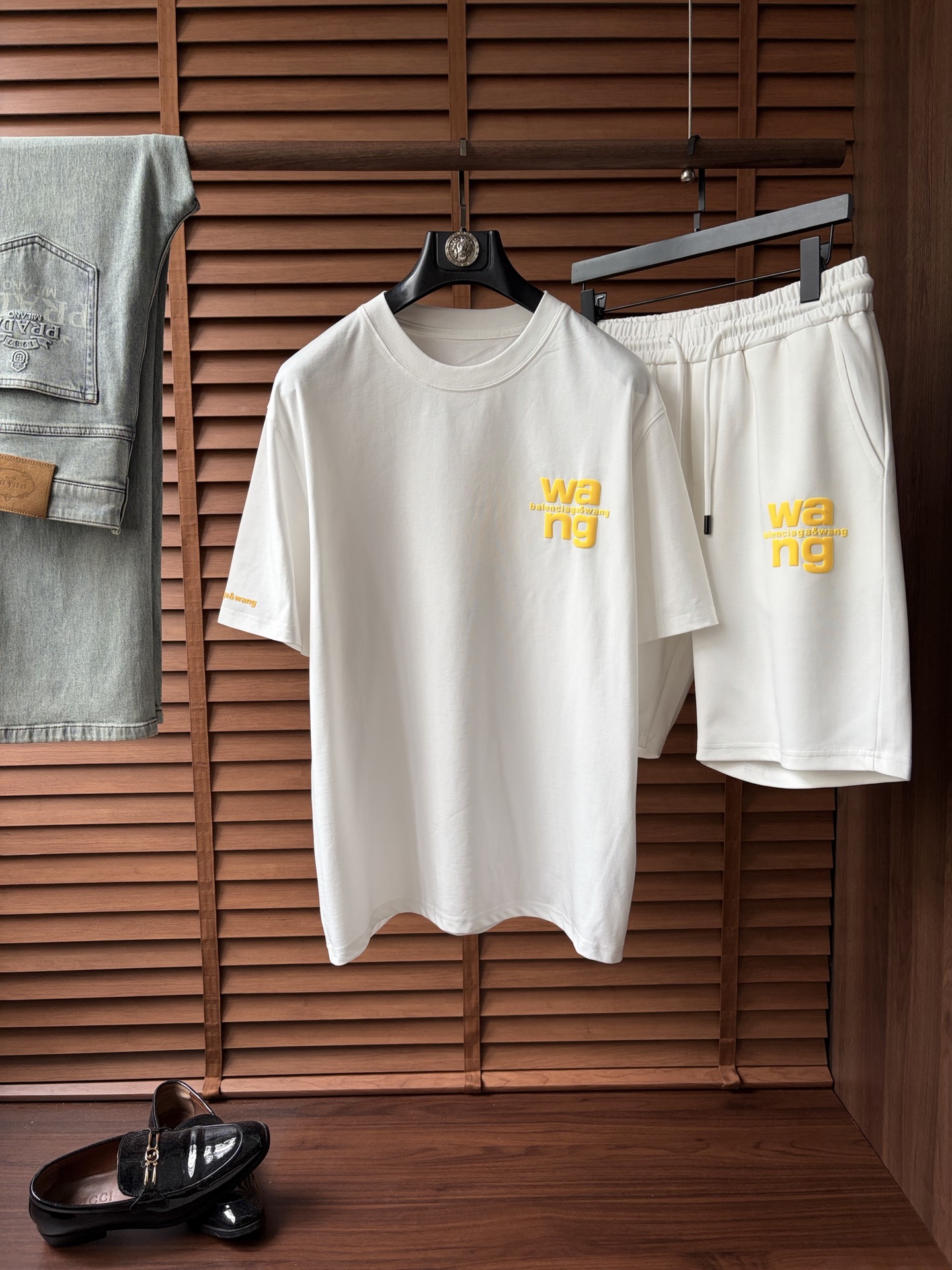 NO:908857,Tops and shorts (the set can be sold separately) Pressure's latest 2026ss spring and summer short-sleeved shorts set is now available!  !  2026 new suit, high version special fabric, high weight pure cotton fabric, comfortable yet wide upper body, stitch embroidery technology, digital printing, flocking technology, same style for men and women, slightly wide version, fine workmanship, comfortable fabric upper body, super handsome upper body, same style for men and women, M-3XL, shipped next day, shorts, T-shirt,19860909上衣短裤（套装可拆卖） 压力‘’2026ss春夏最新款短袖短裤套装出货啦！！ 2026新款套装 高版本专用面料 高克重纯棉面料 上身舒适不失挺阔 针脚刺绣工艺、数字印花、植绒工艺,男女同款 微阔版型 做工走线精细 面料上身舒适 超帅上身 男女同款M-3XL,隔天出货,,shorts,T-shirt,,Men's clothing