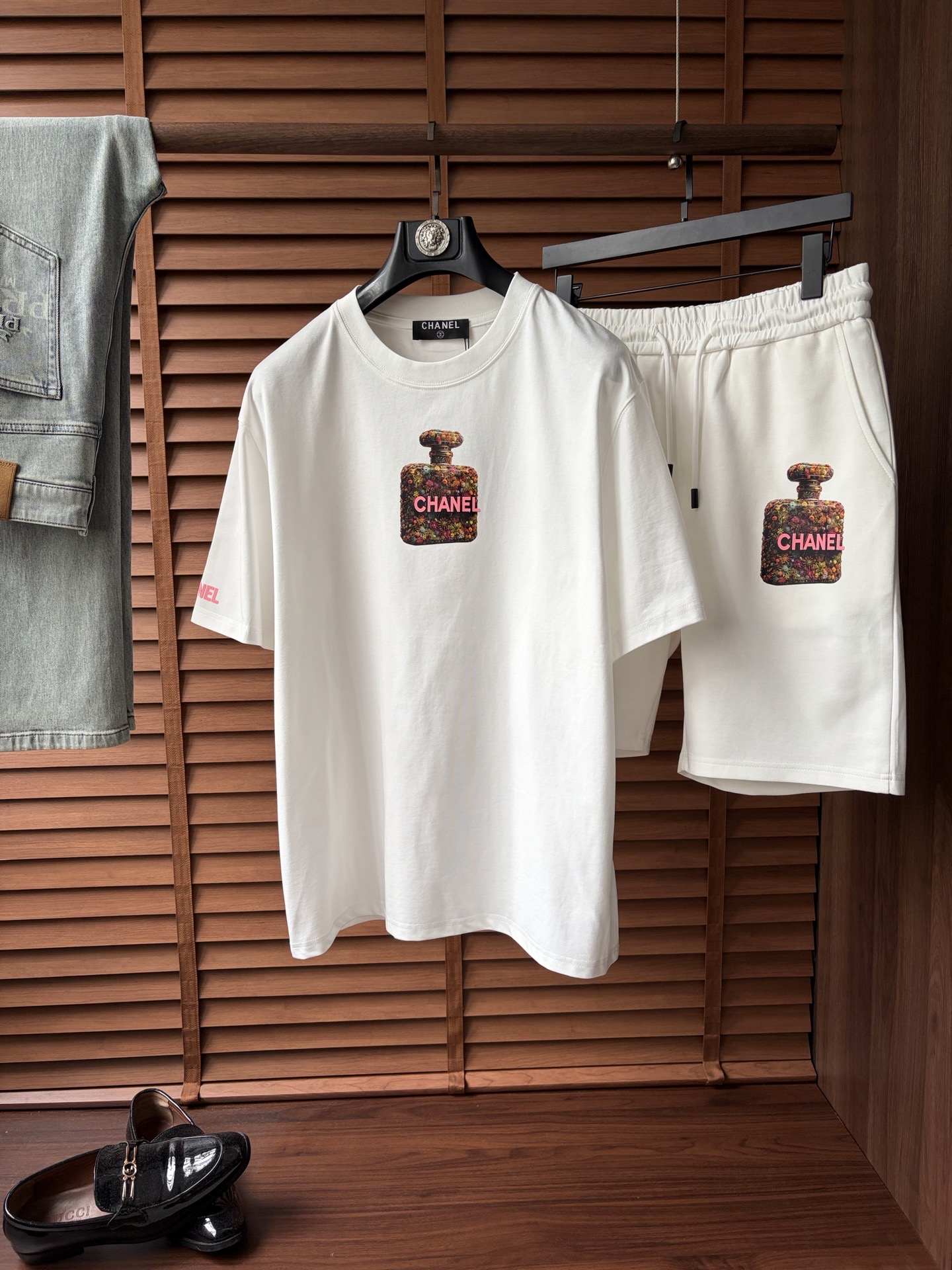 NO:908853,Top and shorts (the set can be sold separately) Chanel's latest 2026ss spring and summer short-sleeved shorts set is now available!  !  2026 new suit, high version special fabric, high weight pure cotton fabric, comfortable yet wide upper body, stitch embroidery technology, digital printing, flocking technology, same style for men and women, slightly wide version, fine workmanship, comfortable fabric upper body, super handsome upper body, same style for men and women, M-3XL, shipped next day,,chanel,shorts,T-shirt,19860909上衣短裤（套装可拆卖） 香奈 2026ss春夏最新款短袖短裤套装出货啦！！ 2026新款套装 高版本专用面料 高克重纯棉面料 上身舒适不失挺阔 针脚刺绣工艺、数字印花、植绒工艺,男女同款 微阔版型 做工走线精细 面料上身舒适 超帅上身 男女同款M-3XL,隔天出货,,chanel,shorts,T-shirt,,Men's clothing