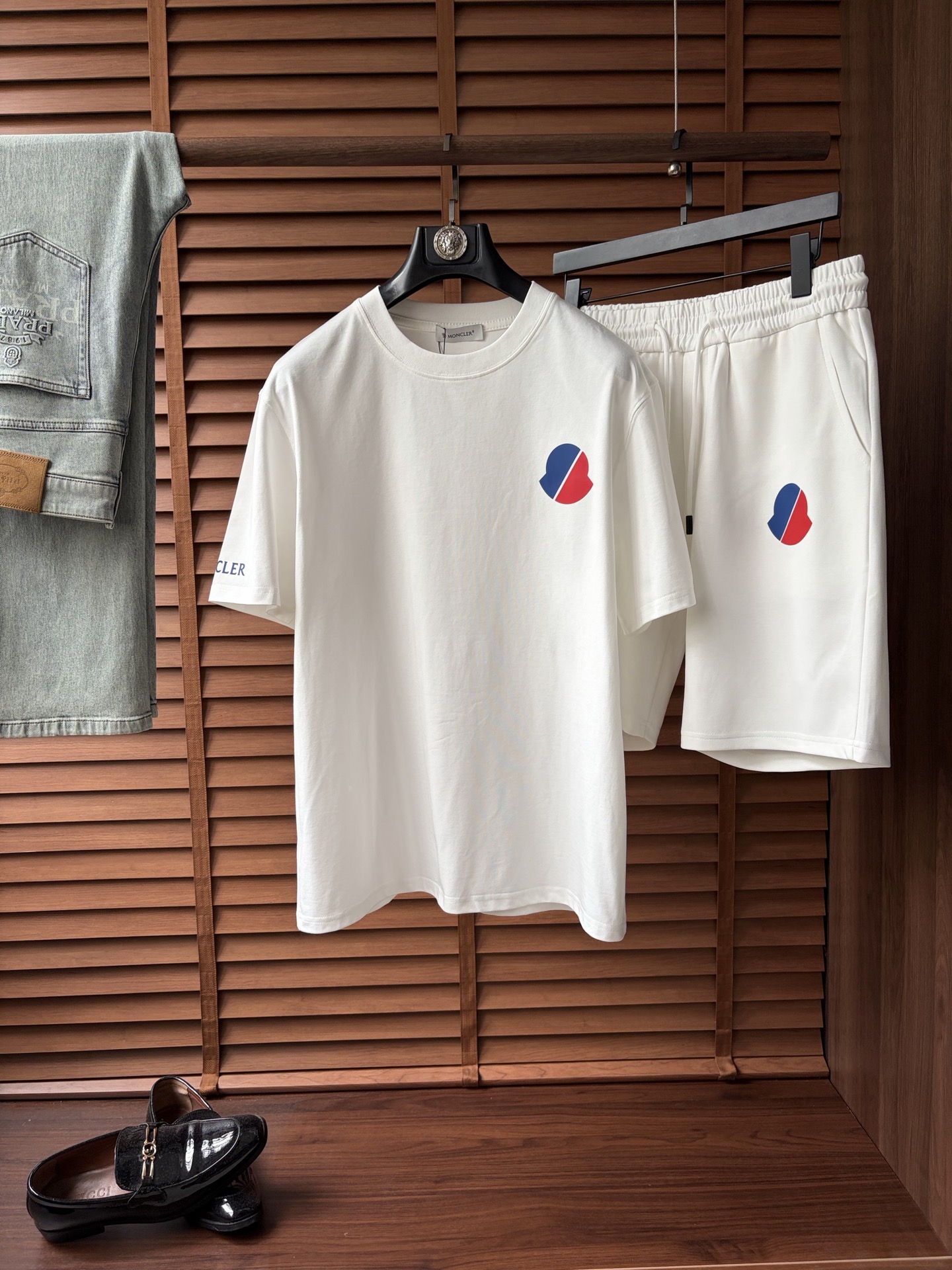 NO:908844,Tops and shorts (the set can be sold separately) Meng’s latest 2026ss spring and summer short-sleeved shorts set is now available!  !  2026 new suit, high version special fabric, high weight pure cotton fabric, comfortable yet wide upper body, stitch embroidery technology, digital printing, flocking technology, same style for men and women, slightly wide version, fine workmanship, comfortable fabric upper body, super handsome upper body, same style for men and women, M-3XL, shipped next day, shorts, T-shirt,19860909上衣短裤（套装可拆卖） 蒙‘’2026ss春夏最新款短袖短裤套装出货啦！！ 2026新款套装 高版本专用面料 高克重纯棉面料 上身舒适不失挺阔 针脚刺绣工艺、数字印花、植绒工艺,男女同款 微阔版型 做工走线精细 面料上身舒适 超帅上身 男女同款M-3XL,隔天出货,,shorts,T-shirt,,Men's clothing