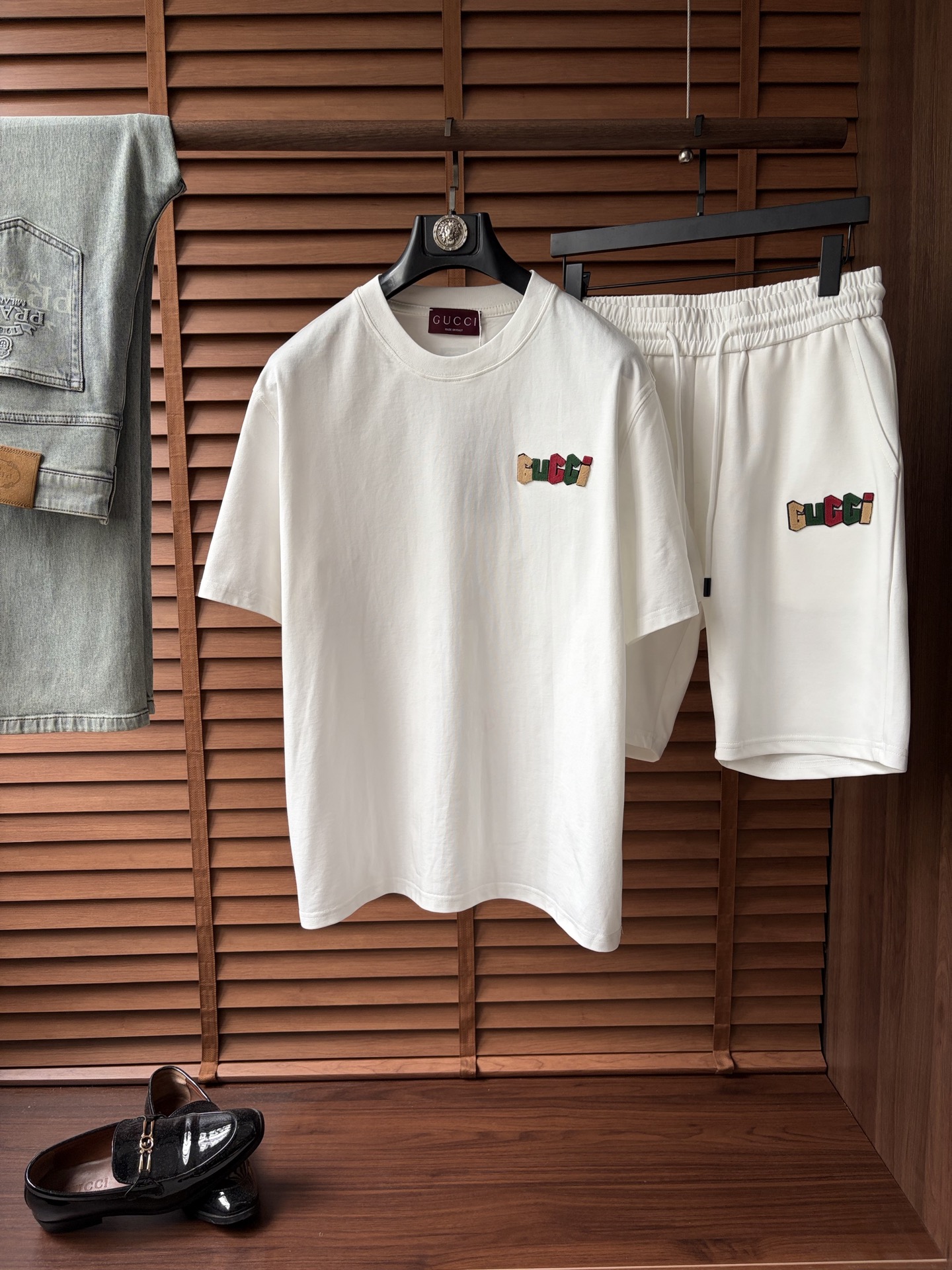 NO:908839,Tops and shorts (the set can be sold separately) Gucci’s latest 2026ss spring and summer short-sleeved shorts set is now available!  !  2026 new suit, high version special fabric, high weight pure cotton fabric, comfortable yet wide upper body, stitch embroidery technology, digital printing, flocking technology, same style for men and women, slightly wide version, fine workmanship, comfortable fabric upper body, super handsome upper body, same style for men and women, M-3XL, shipped next day, shorts, T-shirt,19860909上衣短裤（套装可拆卖） 古奇2026ss春夏最新款短袖短裤套装出货啦！！ 2026新款套装 高版本专用面料 高克重纯棉面料 上身舒适不失挺阔 针脚刺绣工艺、数字印花、植绒工艺,男女同款 微阔版型 做工走线精细 面料上身舒适 超帅上身 男女同款M-3XL,隔天出货,,shorts,T-shirt,,Men's clothing