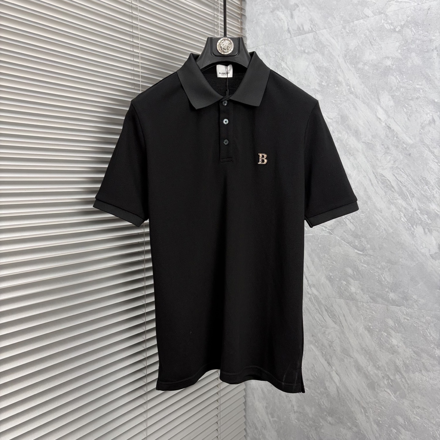 NO:937845,Burberry’s 2026 spring and summer new products, lapel short-sleeved POLO shirt, a good product that does not need to be introduced too much, look at the details, counter size M-XXXL 175/140, recommended L,,,burberry,T-shirt,19860909巴宝 2026年春夏新品上新 翻领短袖POLO衫 好货不用过多介绍 看细节 专柜码数M-XXXL 175/140建议L,,,burberry,T-shirt,,Men's clothing