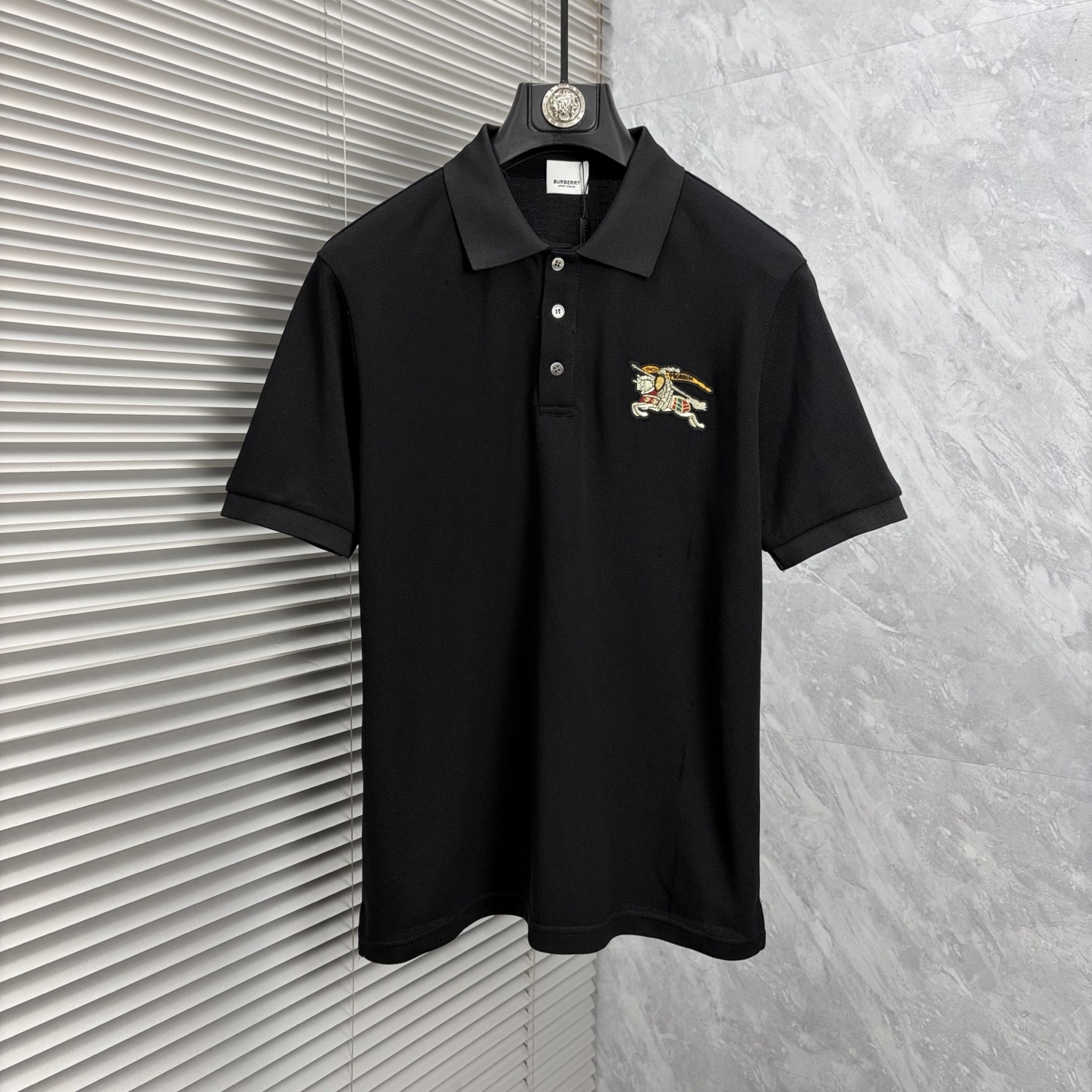 NO:937831,Burberry’s 2026 spring and summer new products Lapel short-sleeved POLO shirt. It’s a good product that doesn’t need to be introduced too much. Look at the details. Counter size M-XXXL 175/140. Recommend L,,,burberry,T-shirt,19860909巴宝‘’2026年春夏新品上新 翻领短袖POLO衫 好货不用过多介绍 看细节 专柜码数M-XXXL 175/140建议L,,,burberry,T-shirt,,Men's clothing