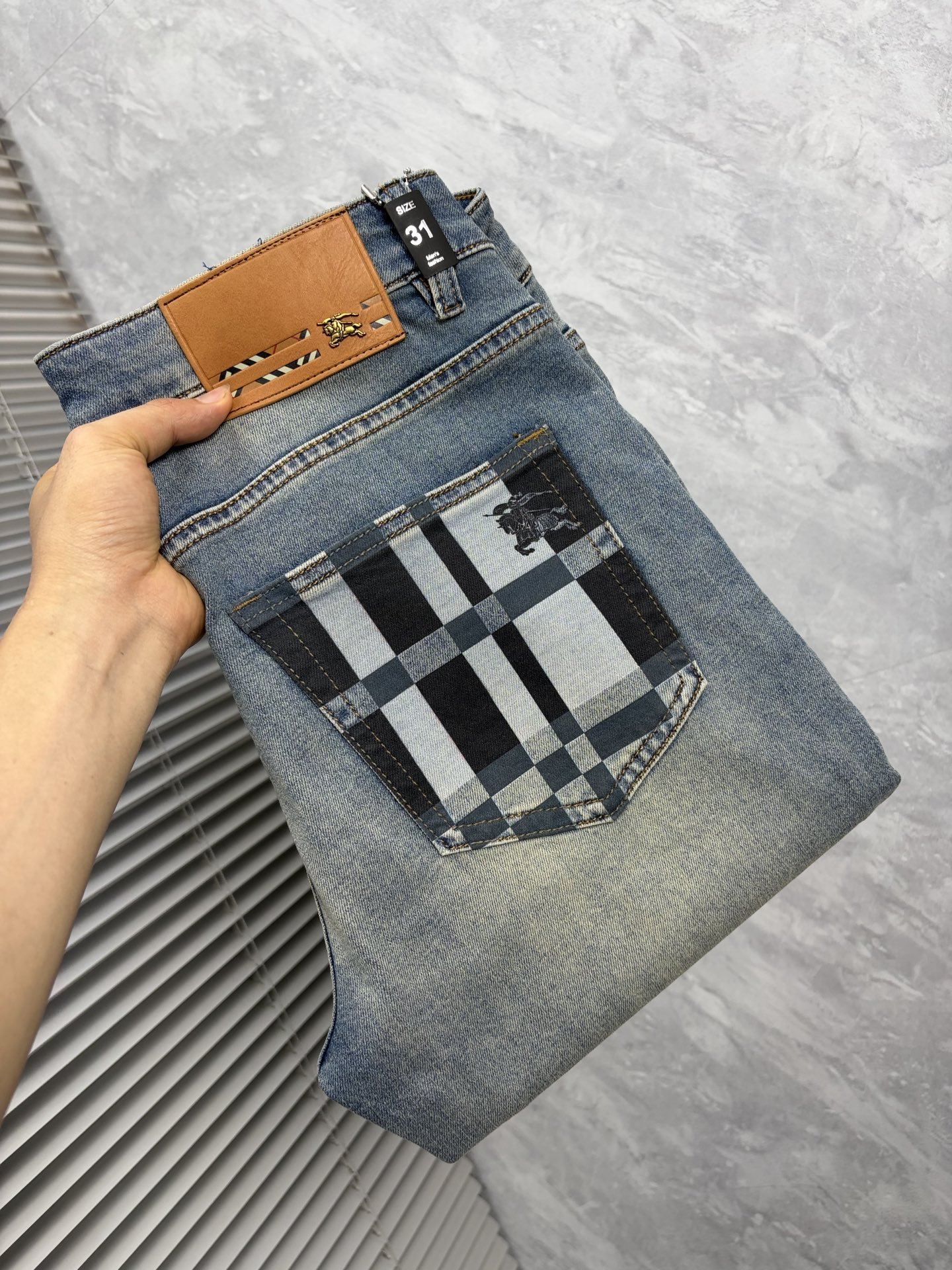 NO:913645,Babao's high-end customization, the latest 2026 jeans, are available simultaneously at the counter. Original customized replicas. Customer-supplied hardware accessories. Original quality. Imported denim fabric with high elasticity. Heavy washing. Fine workmanship and routing. Excellent upper body!  Preferred items Size: 29-38,,burberry,jeans,19860909巴宝‘’高端定制、2026最新款牛仔裤 柜台同步发售 原版定制复刻 客供五金辅料 原单品质 进口牛仔面料高弹力 重工洗水 做工走线精细 上身绝佳！优选单品 码数: 29-38,,burberry,jeans,,Men's clothing