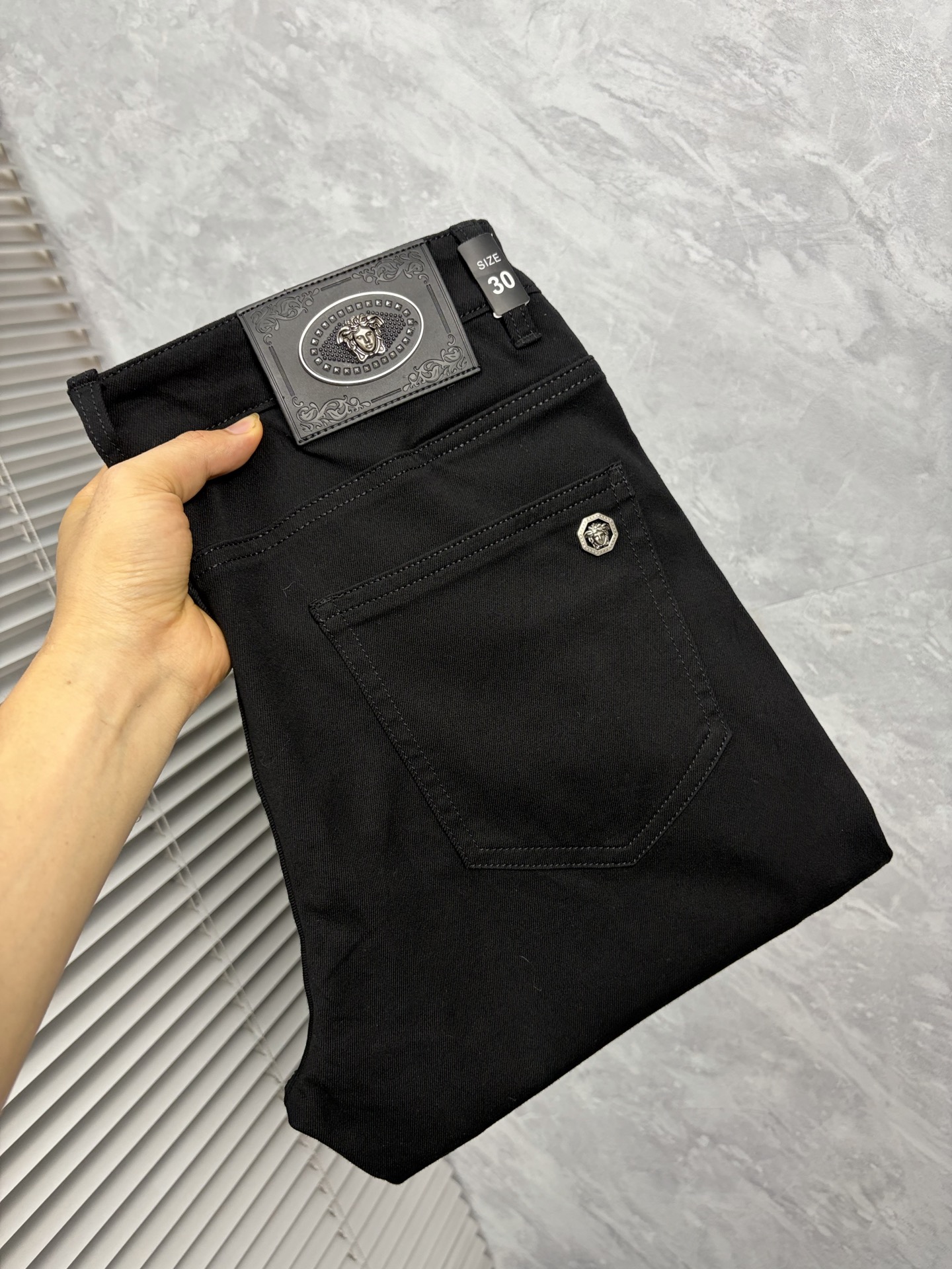 NO:913653,Versace's high-end customization, the latest 2026 jeans, are on sale simultaneously at the counter. Original custom-made replicas. Customer-supplied hardware accessories. Original quality. Imported denim fabric with high elasticity. Heavy washing. Fine workmanship. Excellent upper body!  Preferred items Size: 29-38,,versace,jeans,19860909范思哲‘’高端定制、2026最新款牛仔裤 柜台同步发售 原版定制复刻 客供五金辅料 原单品质 进口牛仔面料高弹力 重工洗水 做工走线精细 上身绝佳！优选单品 码数: 29-38,,versace,jeans,,Men's clothing