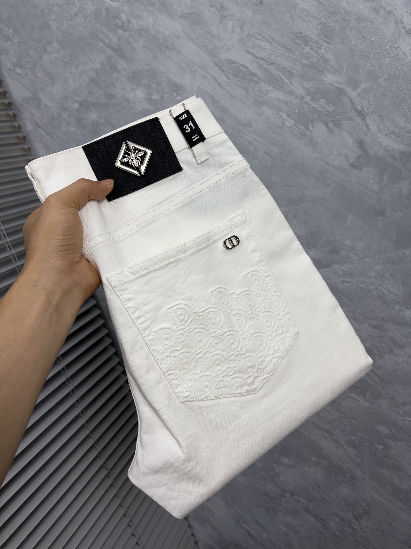 NO:913655,dr'' high-end customization, 2026 latest jeans, simultaneous sales at the counter, original custom-made replicas, customer-supplied hardware accessories, original quality, imported denim fabric with high elasticity, heavy washing, fine workmanship and routing, excellent upper body!  Preferred items Size: 29-38,,jeans,19860909dr‘’高端定制、2026最新款牛仔裤 柜台同步发售 原版定制复刻 客供五金辅料 原单品质 进口牛仔面料高弹力 重工洗水 做工走线精细 上身绝佳！优选单品 码数: 29-38,,jeans,,Men's clothing