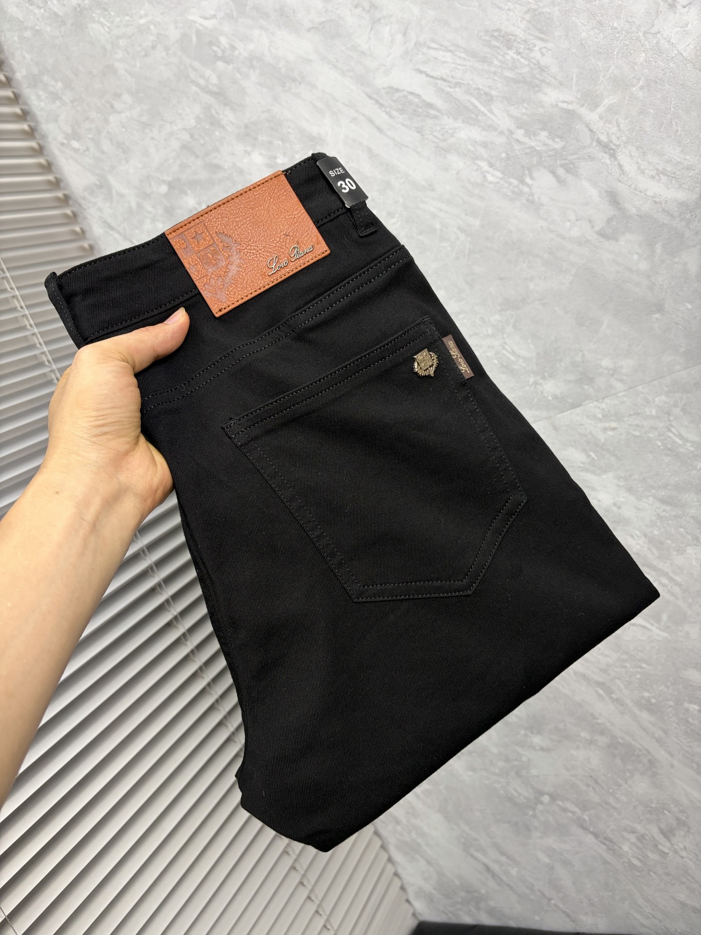NO:913657,LG's high-end customization, the latest 2026 jeans, are available at the counter simultaneously. Original customized replicas. Customer-supplied hardware accessories. Original quality. Imported denim fabric with high elasticity. Heavy washing. Fine workmanship and routing. Excellent upper body!  Preferred items Size: 29-38,,jeans,19860909LG‘’高端定制、2026最新款牛仔裤 柜台同步发售 原版定制复刻 客供五金辅料 原单品质 进口牛仔面料高弹力 重工洗水 做工走线精细 上身绝佳！优选单品 码数: 29-38,,jeans,,Men's clothing