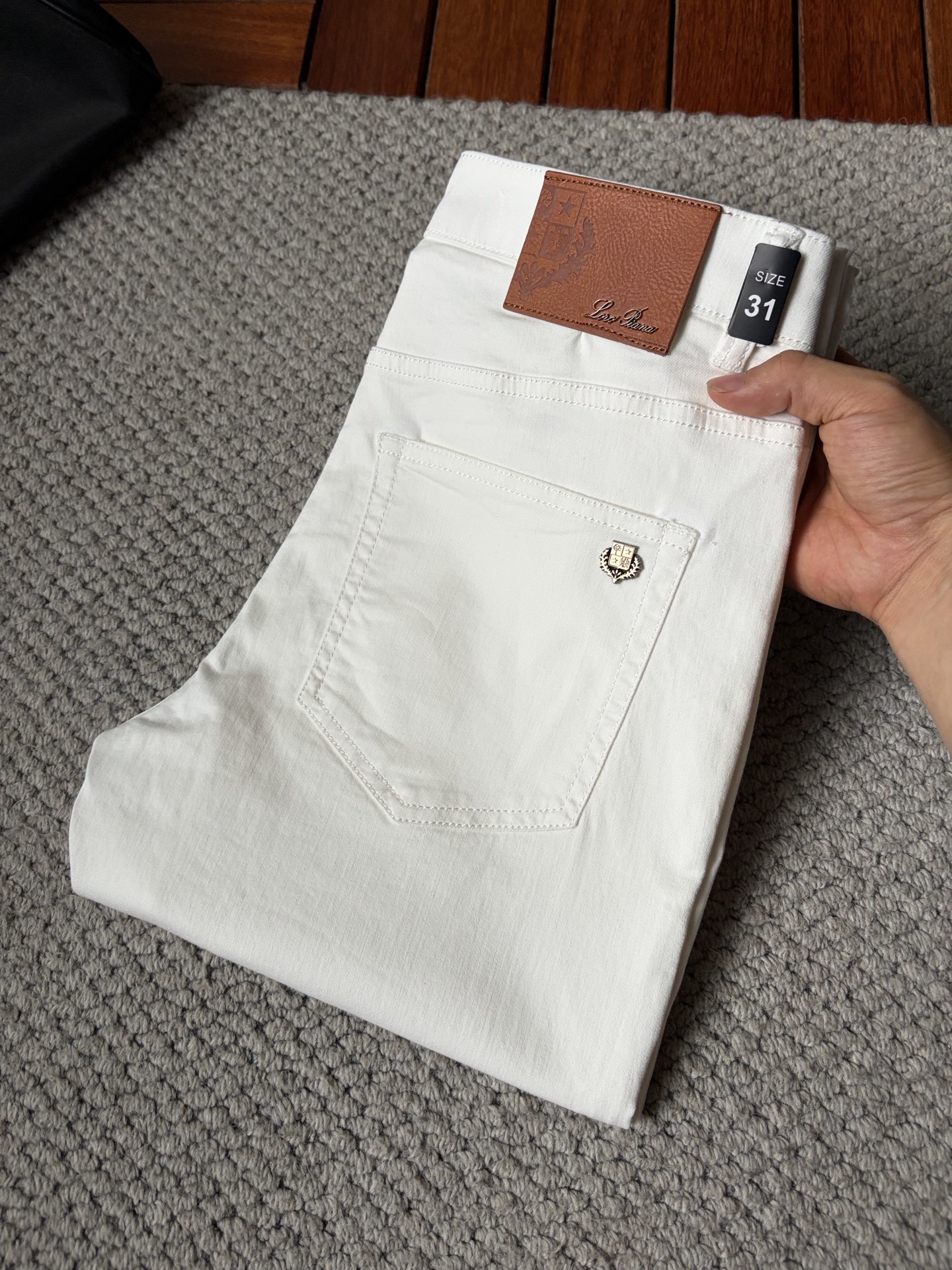 NO:937822,LG's high-end customization, the latest 2026 jeans, are available at the counter simultaneously. Original customized replicas. Customer-supplied hardware accessories. Original quality. Imported denim fabric with high elasticity. Heavy washing. Fine workmanship and routing. Excellent upper body!  Preferred items Size: 29-38,,jeans,19860909LG‘’高端定制、2026最新款牛仔裤 柜台同步发售 原版定制复刻 客供五金辅料 原单品质 进口牛仔面料高弹力 重工洗水 做工走线精细 上身绝佳！优选单品 码数: 29-38,,jeans,,Men's clothing