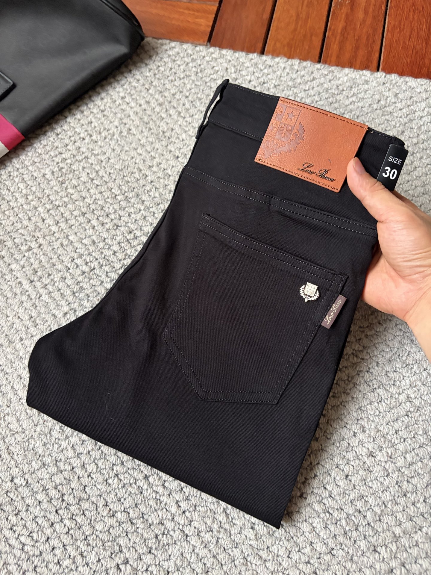 NO:937826,LG's high-end customization, the latest 2026 jeans, are available at the counter simultaneously. Original customized replicas. Customer-supplied hardware accessories. Original quality. Imported denim fabric with high elasticity. Heavy washing. Fine workmanship and routing. Excellent upper body!  Preferred items Size: 29-38,,jeans,19860909LG‘’高端定制、2026最新款牛仔裤 柜台同步发售 原版定制复刻 客供五金辅料 原单品质 进口牛仔面料高弹力 重工洗水 做工走线精细 上身绝佳！优选单品 码数: 29-38,,jeans,,Men's clothing