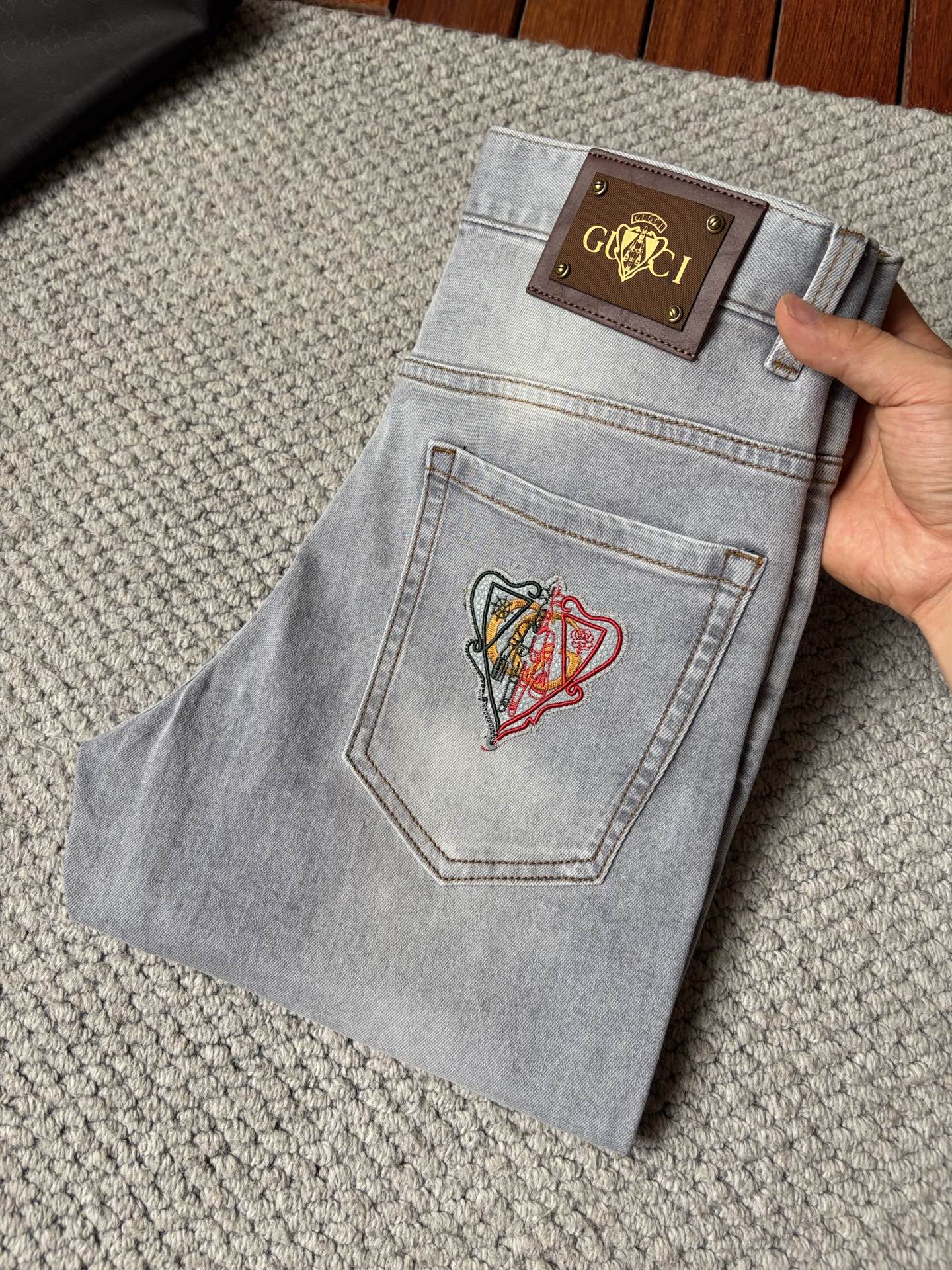 NO:954841,Gucci's high-end customization and 2026 new jeans are on sale at the counter simultaneously. Original customized replicas. Customer-supplied hardware accessories. Original quality. Imported denim fabric with high elasticity. Heavy washing. Fine workmanship and routing. Excellent upper body!  Preferred items Size: 29-38,,jeans,19860909古奇高端定制、2026新款牛仔裤 柜台同步发售 原版定制复刻 客供五金辅料 原单品质 进口牛仔面料高弹力 重工洗水 做工走线精细 上身绝佳！优选单品 码数: 29-38,,jeans,,Men's clothing