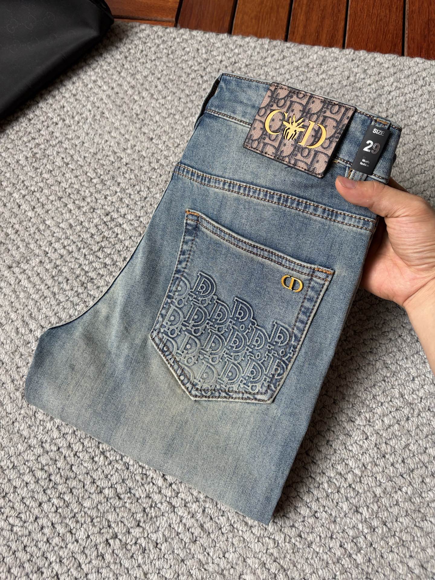 NO:937820,dr'' high-end customization, 2026 latest jeans, simultaneous sales at the counter, original custom-made replicas, customer-supplied hardware accessories, original quality, imported denim fabric with high elasticity, heavy washing, fine workmanship and routing, excellent upper body!  Preferred items Size: 29-38,,jeans,19860909dr‘’高端定制、2026最新款牛仔裤 柜台同步发售 原版定制复刻 客供五金辅料 原单品质 进口牛仔面料高弹力 重工洗水 做工走线精细 上身绝佳！优选单品 码数: 29-38,,jeans,,Men's clothing