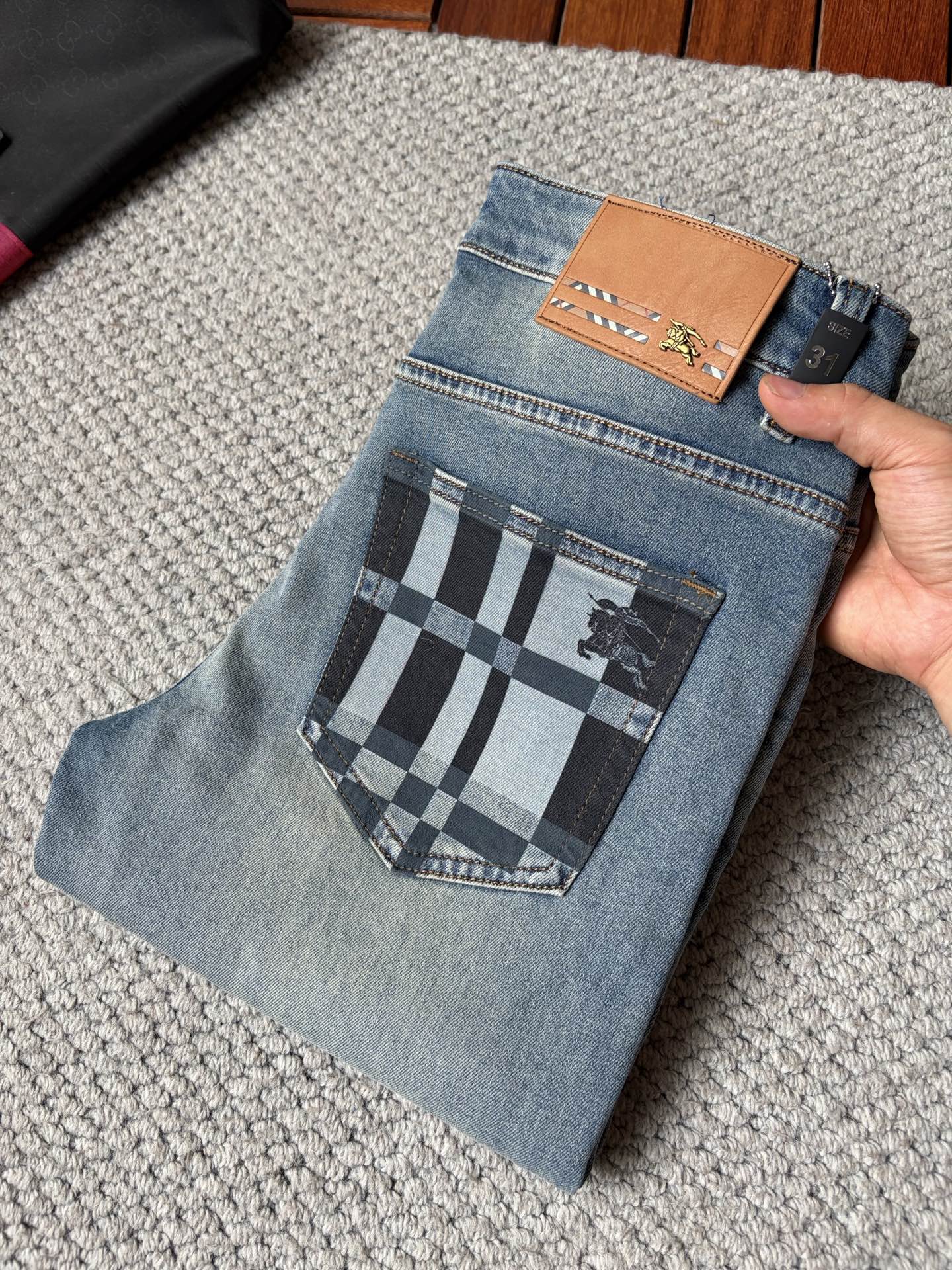 NO:937829,Babao's high-end customization, the latest 2026 jeans, are available simultaneously at the counter. Original customized replicas. Customer-supplied hardware accessories. Original quality. Imported denim fabric with high elasticity. Heavy washing. Fine workmanship and routing. Excellent upper body!  Preferred items Size: 29-38,,burberry,jeans,19860909巴宝‘’高端定制、2026最新款牛仔裤 柜台同步发售 原版定制复刻 客供五金辅料 原单品质 进口牛仔面料高弹力 重工洗水 做工走线精细 上身绝佳！优选单品 码数: 29-38,,burberry,jeans,,Men's clothing