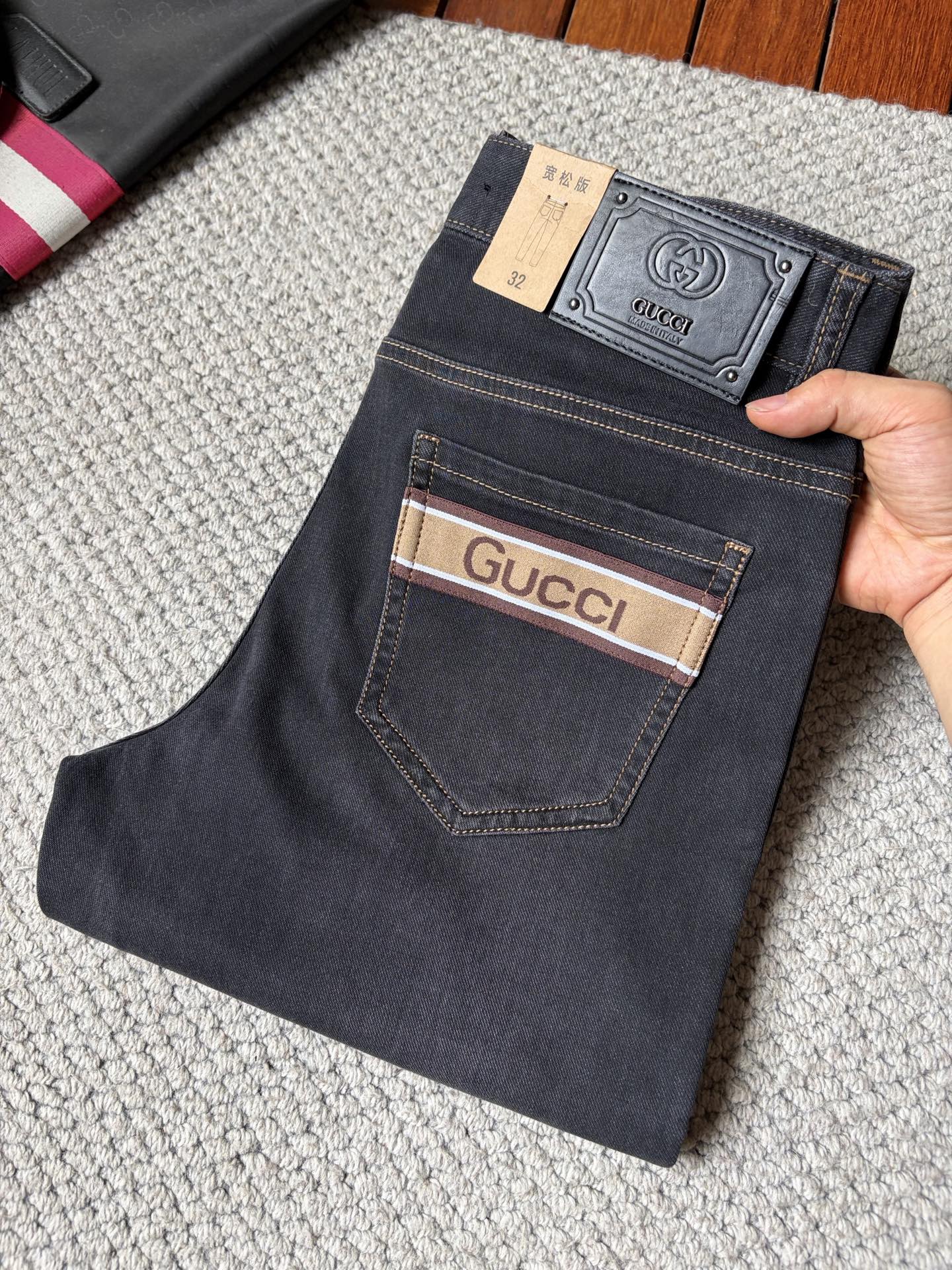 NO:927640,GG’s new slim straight jeans!  Heavy-duty fermentation and washing process, the slim straight version with elastic upper body is very comfortable, and it is very classy to wear. Needless to say, the style and tailoring of the pants, the G mesh logo is highly recognizable!  Truly a first-class top trendy product!  Really top-notch jeans, using Turkish cotton to produce the most famous denim fabric. The quality is outstanding. After heavy-duty fermentation and washing, the pants are very soft!  The straight-leg version is not picky and the upper body is absolutely stylish!  !  !  Size 29——3837,,jeans,19860909GG新款修身直筒牛仔裤！重工酵磨水洗工艺,修身直筒版型带弹力上身非常舒适,穿出去非常有档次,裤型款式和裁剪亦无需多言 ,G网Logo辨识度极高！真正一等一顶级潮品！真正殿堂级的牛仔裤,选用土耳其的棉花 生产出最有名的单宁布 品质卓然,经过重工酵磨水洗使得裤子很柔软！直脚的版型 不挑人 上身绝对的有型！！！尺码29——3837,,jeans,,Men's clothing