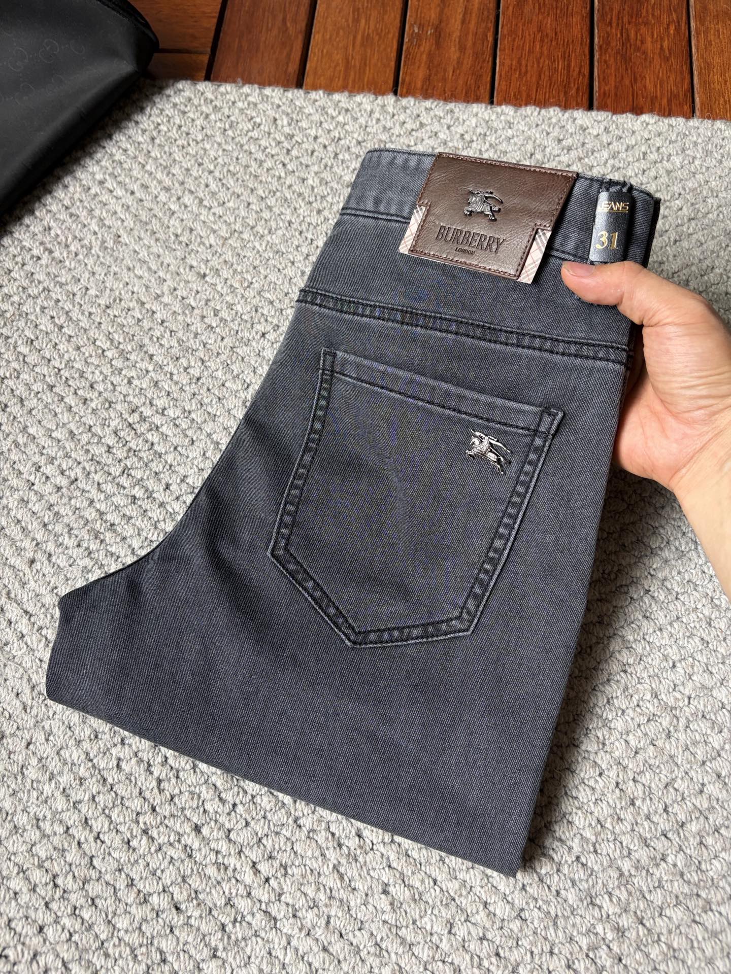 NO:927633,Baba’s new slim straight jeans!  Heavy-duty fermentation and washing process, the slim straight version with elastic upper body is very comfortable, and it is very classy to wear. Needless to say, the style and tailoring of the pants, the G mesh logo is highly recognizable!  Truly a first-class top trendy product!  Really top-notch jeans, using Turkish cotton to produce the most famous denim fabric. The quality is outstanding. After heavy-duty fermentation and washing, the pants are very soft!  The straight-leg version is not picky and the upper body is absolutely stylish!  !  !  Size 29——3837,,burberry,jeans,19860909巴宝 新款修身直筒牛仔裤！重工酵磨水洗工艺,修身直筒版型带弹力上身非常舒适,穿出去非常有档次,裤型款式和裁剪亦无需多言 ,G网Logo辨识度极高！真正一等一顶级潮品！真正殿堂级的牛仔裤,选用土耳其的棉花 生产出最有名的单宁布 品质卓然,经过重工酵磨水洗使得裤子很柔软！直脚的版型 不挑人 上身绝对的有型！！！尺码29——3837,,burberry,jeans,,Men's clothing