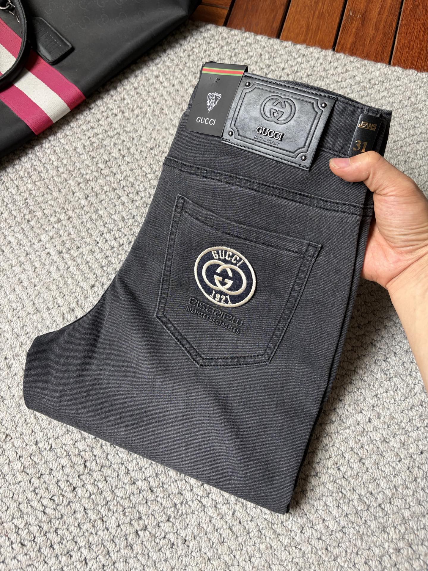 NO:927618,Gucci’s new slim straight jeans!  Heavy-duty fermentation and washing process, the slim straight version with elastic upper body is very comfortable, and it is very classy to wear. Needless to say, the style and tailoring of the pants, the G mesh logo is highly recognizable!  Truly a first-class top trendy product!  Really top-notch jeans, using Turkish cotton to produce the most famous denim fabric. The quality is outstanding. After heavy-duty fermentation and washing, the pants are very soft!  The straight-leg version is not picky and the upper body is absolutely stylish!  !  !  Size 29——3837,,jeans,19860909古奇 新款修身直筒牛仔裤！重工酵磨水洗工艺,修身直筒版型带弹力上身非常舒适,穿出去非常有档次,裤型款式和裁剪亦无需多言 ,G网Logo辨识度极高！真正一等一顶级潮品！真正殿堂级的牛仔裤,选用土耳其的棉花 生产出最有名的单宁布 品质卓然,经过重工酵磨水洗使得裤子很柔软！直脚的版型 不挑人 上身绝对的有型！！！尺码29——3837,,jeans,,Men's clothing