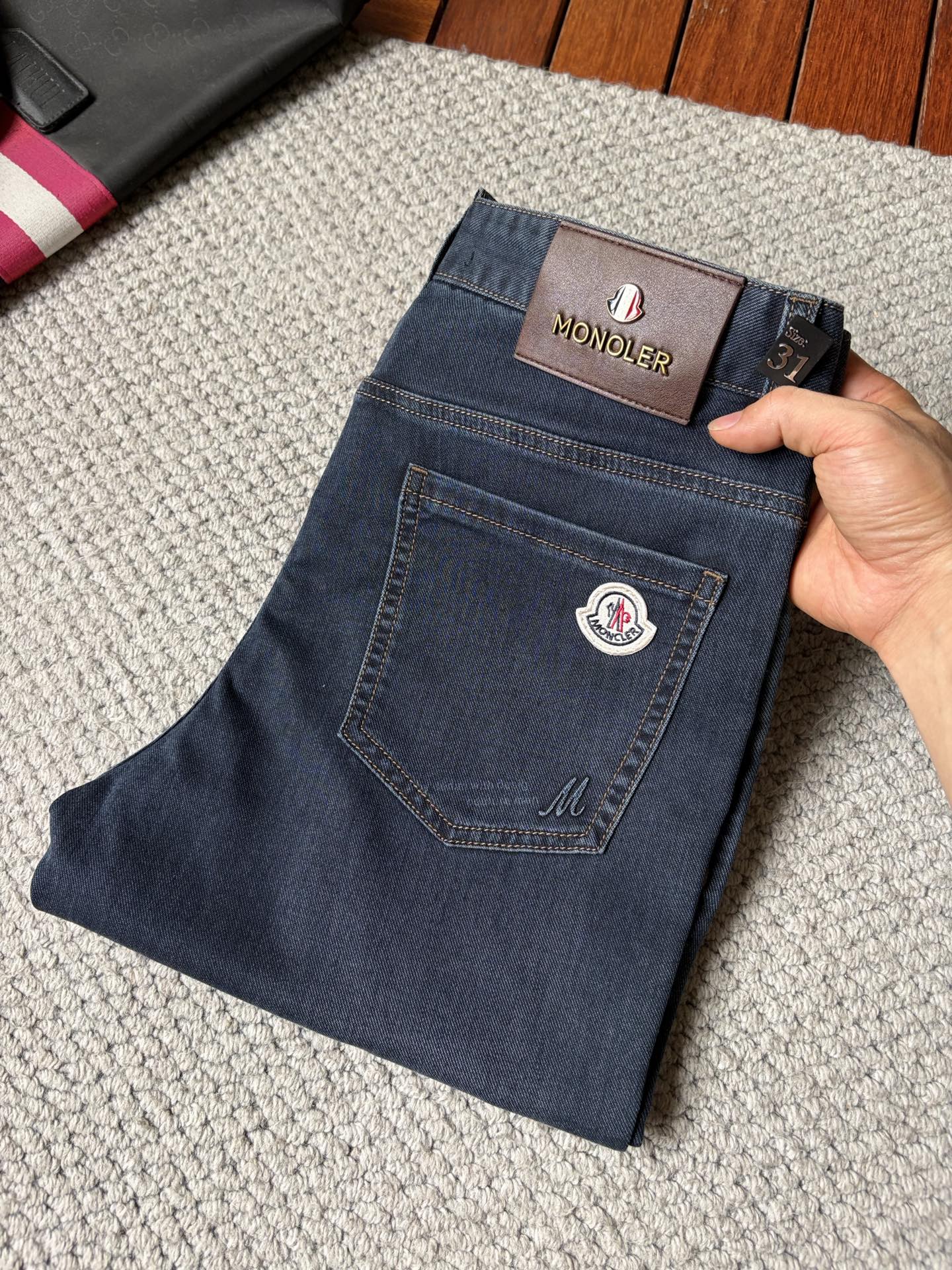 NO:927611,Meng's new slim straight jeans!  Heavy-duty fermentation and washing process, the slim straight version with elastic upper body is very comfortable, and it is very classy to wear. Needless to say, the style and tailoring of the pants, the G mesh logo is highly recognizable!  Truly a first-class top trendy product!  Really top-notch jeans, using Turkish cotton to produce the most famous denim fabric. The quality is outstanding. After heavy-duty fermentation and washing, the pants are very soft!  The straight-leg version is not picky and the upper body is absolutely stylish!  !  !  Size 29——3837,,jeans,19860909蒙 新款修身直筒牛仔裤！重工酵磨水洗工艺,修身直筒版型带弹力上身非常舒适,穿出去非常有档次,裤型款式和裁剪亦无需多言 ,G网Logo辨识度极高！真正一等一顶级潮品！真正殿堂级的牛仔裤,选用土耳其的棉花 生产出最有名的单宁布 品质卓然,经过重工酵磨水洗使得裤子很柔软！直脚的版型 不挑人 上身绝对的有型！！！尺码29——3837,,jeans,,Men's clothing