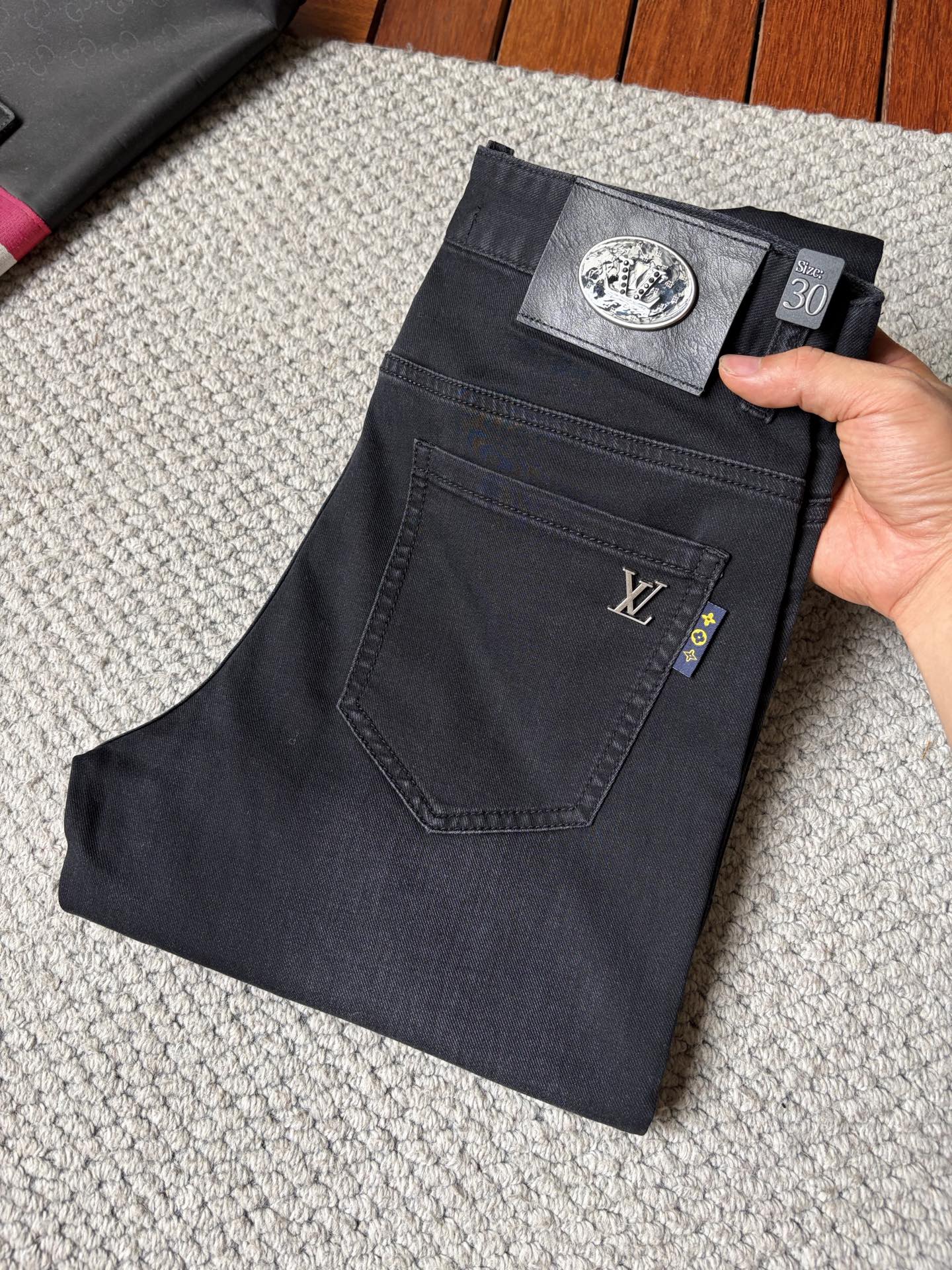 NO:927684,LV’s new slim straight jeans!  Heavy-duty fermentation and washing process, the slim straight version with elastic upper body is very comfortable, and it is very classy to wear. Needless to say, the style and tailoring of the pants, the G mesh logo is highly recognizable!  Truly a first-class top trendy product!  Really top-notch jeans, using Turkish cotton to produce the most famous denim fabric. The quality is outstanding. After heavy-duty fermentation and washing, the pants are very soft!  The straight-leg version is not picky and the upper body is absolutely stylish!  !  !  Size 29——3837,,louis vuitton,jeans,19860909LV 新款修身直筒牛仔裤！重工酵磨水洗工艺,修身直筒版型带弹力上身非常舒适,穿出去非常有档次,裤型款式和裁剪亦无需多言 ,G网Logo辨识度极高！真正一等一顶级潮品！真正殿堂级的牛仔裤,选用土耳其的棉花 生产出最有名的单宁布 品质卓然,经过重工酵磨水洗使得裤子很柔软！直脚的版型 不挑人 上身绝对的有型！！！尺码29——3837,,louis vuitton,jeans,,Men's clothing