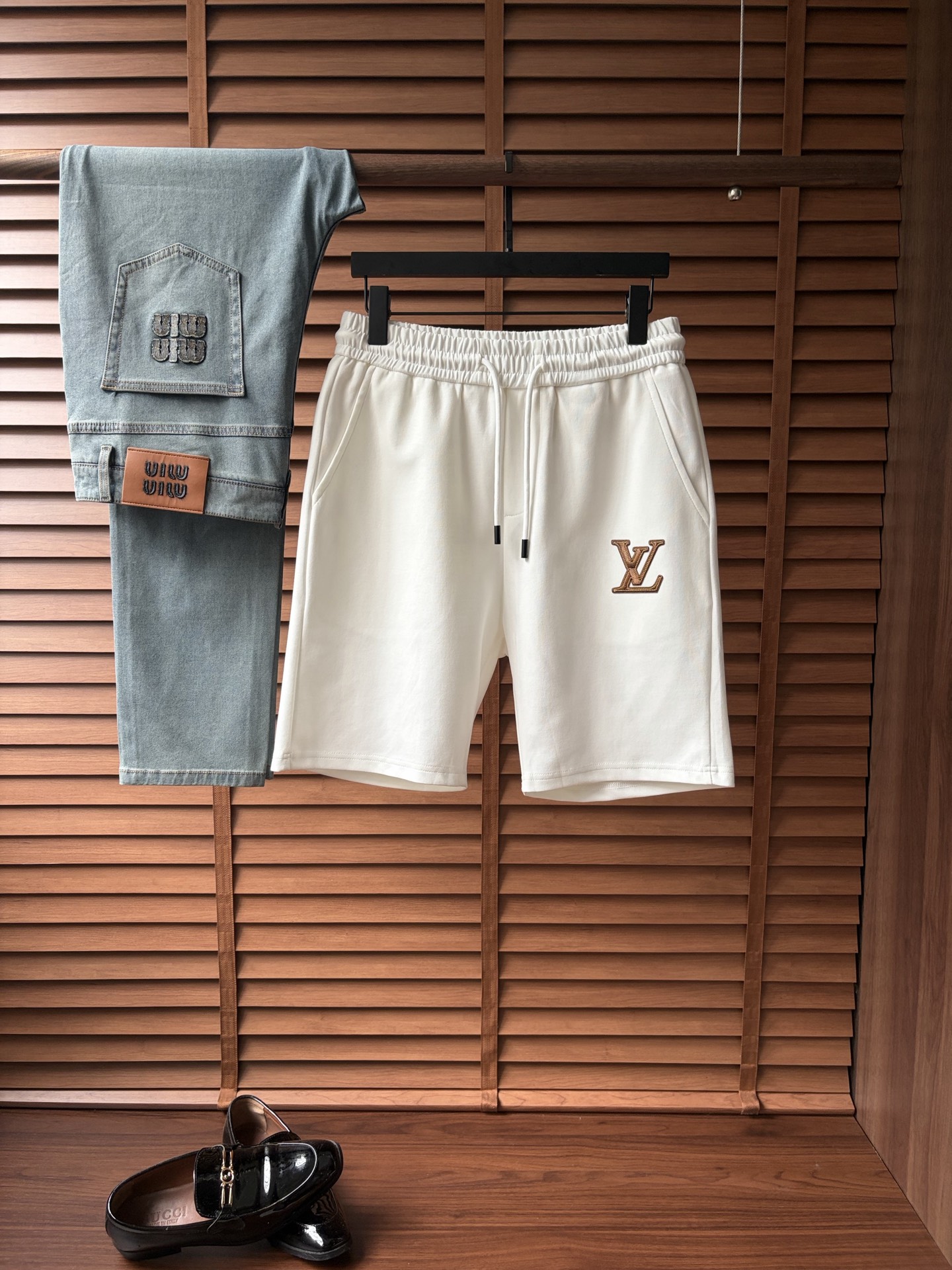 NO:916461,LV's new style is coming, 2026 spring and summer new casual pants and shorts, imported high-density customized mamba cotton fabric, comfortable, soft and skin-friendly, straight and not easy to wrinkle, simple and clear, super versatile upper body effect, super fashionable and versatile, straight and stylish, a wardrobe must-have!  Suitable for any occasion, sizes M-3XL, Louis Vuitton, shorts,19860909LV 新款来袭 2026春夏新款休闲裤短裤,进口高密度定制曼巴棉面料,舒适柔软亲肤,笔挺不易起皱,简单明了,超级百搭上身效果超级棒时尚百搭,笔挺有型,衣橱必备！适合任何场合穿着,码数M-3XL,,louis vuitton,shorts,,Men's clothing
