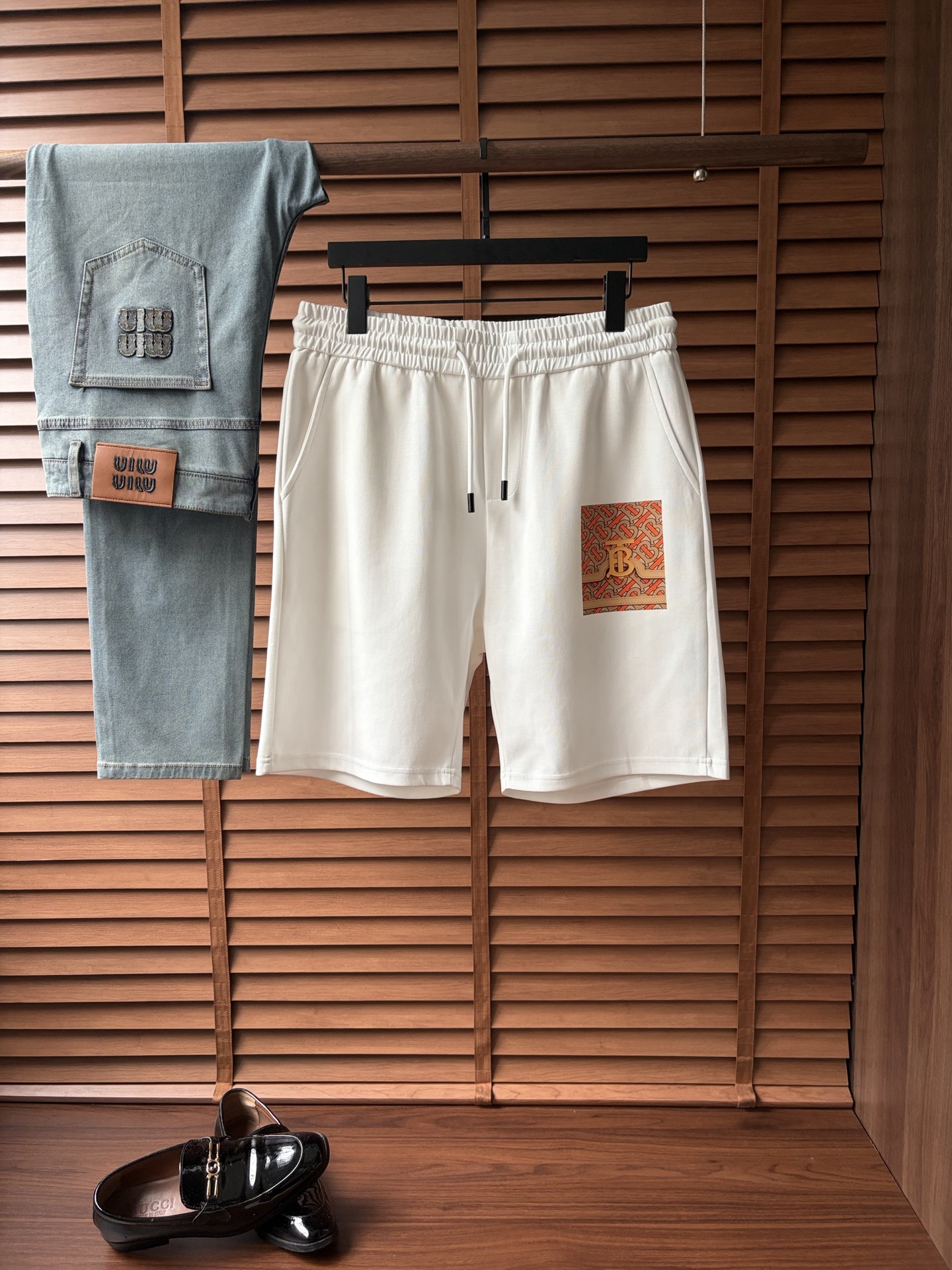 NO:916438,Baba's new style is coming, 2026 spring and summer new casual pants and shorts, imported high-density customized mamba cotton fabric, comfortable, soft and skin-friendly, straight and not easy to wrinkle, simple and clear, super versatile upper body effect, super fashionable and versatile, straight and stylish, a wardrobe must-have!  Suitable for any occasion, sizes M-3XL, burberry, shorts,19860909巴宝新款来袭 2026春夏新款休闲裤短裤,进口高密度定制曼巴棉面料,舒适柔软亲肤,笔挺不易起皱,简单明了,超级百搭上身效果超级棒时尚百搭,笔挺有型,衣橱必备！适合任何场合穿着,码数M-3XL,,burberry,shorts,,Men's clothing