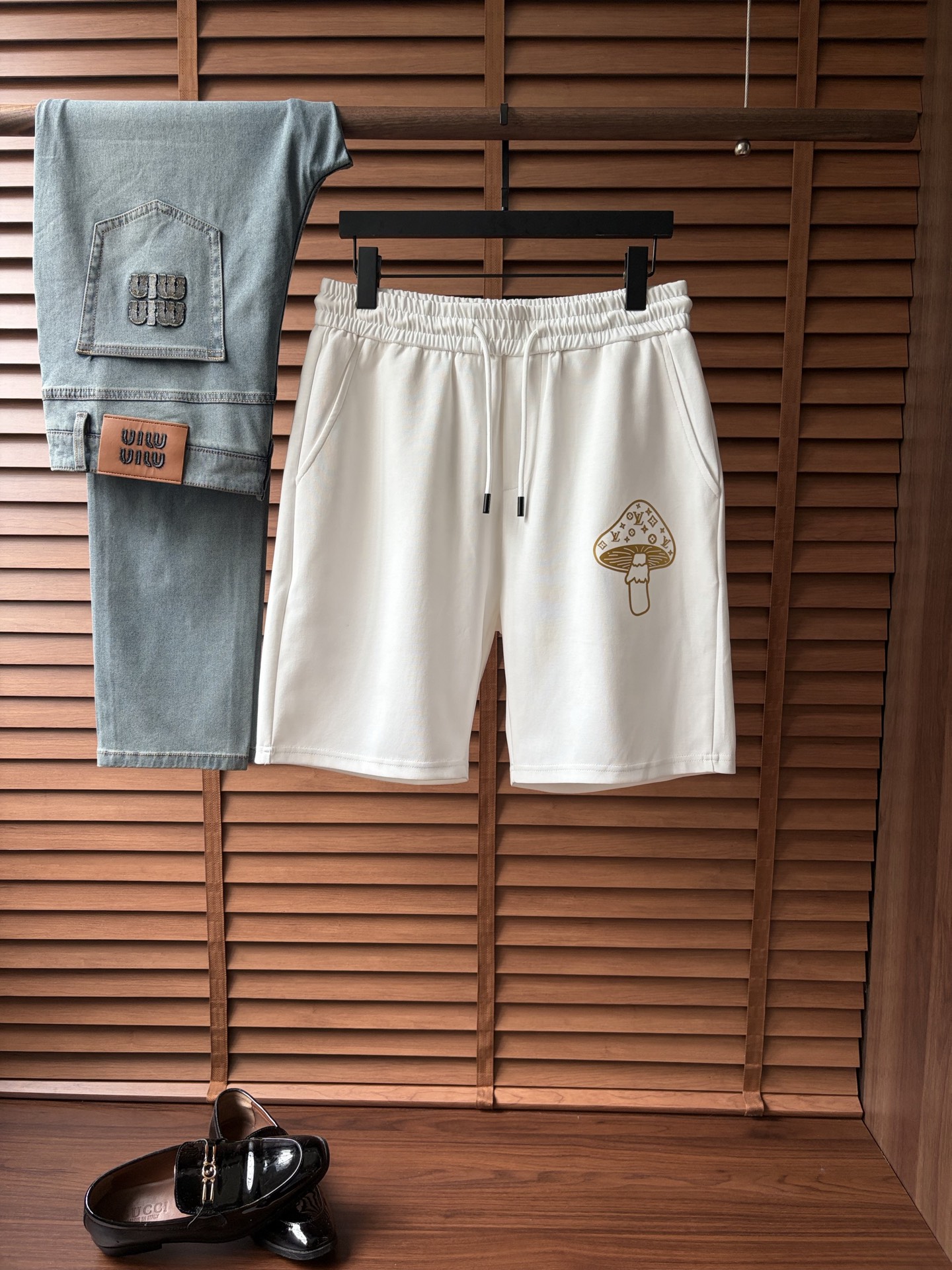 NO:916444,LV Louis Vuitton's new style is coming, 2026 spring and summer new casual pants and shorts, imported high-density customized mamba cotton fabric, comfortable, soft and skin-friendly, straight and not easy to wrinkle, simple and clear, super versatile upper body effect, super fashionable and versatile, straight and stylish, a wardrobe must-have!  Suitable for any occasion, sizes M-3XL,,louis vuitton,louis vuitton,shorts,19860909LV路易威登 新款来袭 2026春夏新款休闲裤短裤,进口高密度定制曼巴棉面料,舒适柔软亲肤,笔挺不易起皱,简单明了,超级百搭上身效果超级棒时尚百搭,笔挺有型,衣橱必备！适合任何场合穿着,码数M-3XL,,louis vuitton,louis vuitton,shorts,,Men's clothing