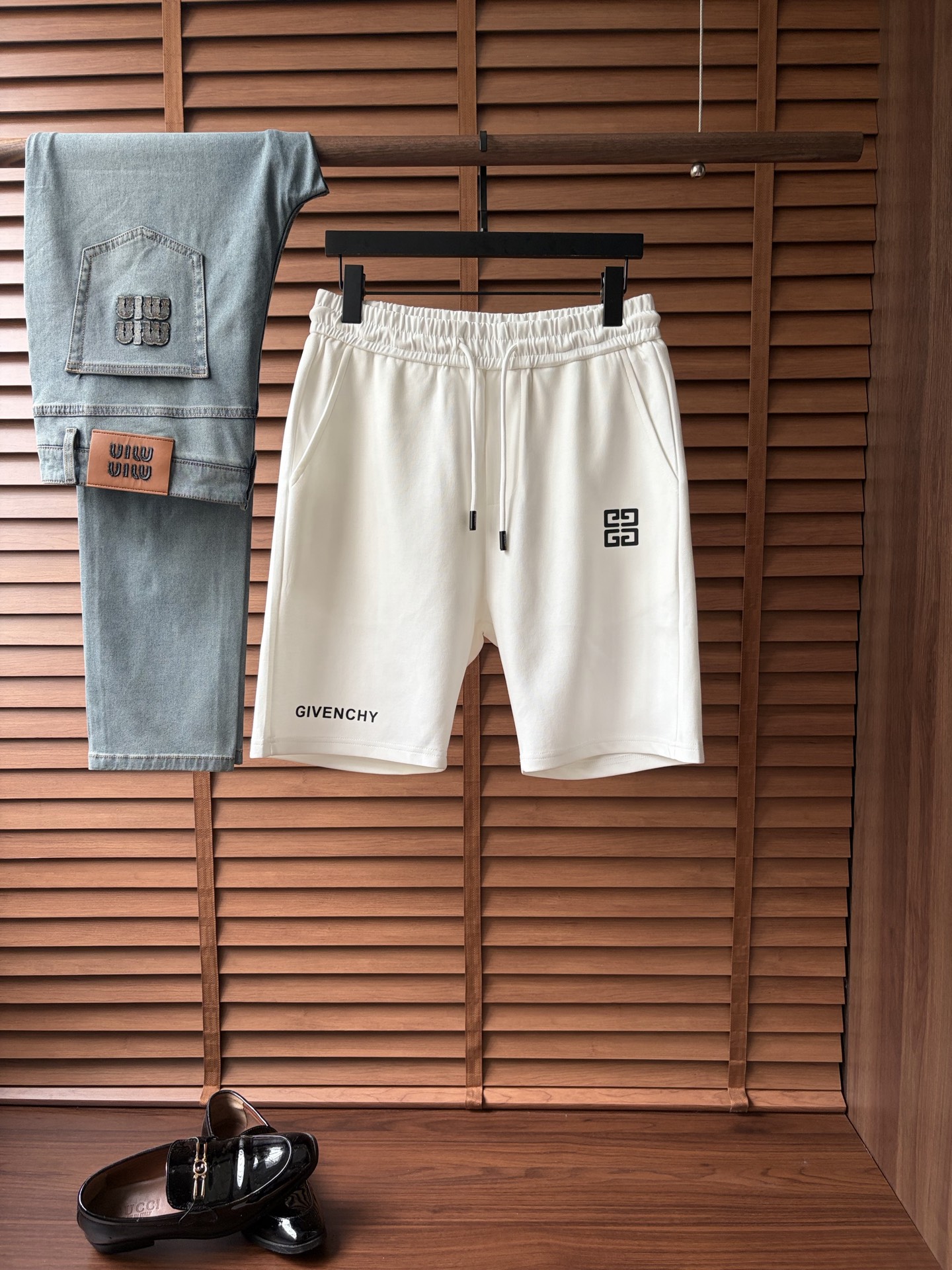 NO:916453,Givenchy's new style is coming, 2026 spring and summer new casual pants and shorts, imported high-density customized mamba cotton fabric, comfortable, soft and skin-friendly, straight and not easy to wrinkle, simple and clear, super versatile upper body effect, super fashionable and versatile, straight and stylish, a wardrobe must-have!  Suitable for any occasion, sizes M-3XL, givenchy, shorts,19860909纪梵 新款来袭 2026春夏新款休闲裤短裤,进口高密度定制曼巴棉面料,舒适柔软亲肤,笔挺不易起皱,简单明了,超级百搭上身效果超级棒时尚百搭,笔挺有型,衣橱必备！适合任何场合穿着,码数M-3XL,,givenchy,shorts,,Men's clothing