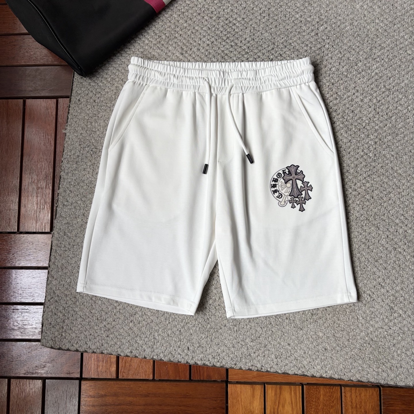 NO:926199,Crow's new style is coming, 2026 spring and summer new casual pants and shorts, imported high-density customized mamba cotton fabric, comfortable, soft and skin-friendly, straight and not easy to wrinkle, simple and clear, super versatile upper body effect, super fashionable and versatile, straight and stylish, a wardrobe must-have!  Suitable for any occasion, sizes M-3XL, chrome hearts, shorts,19860909克罗 新款来袭 2026春夏新款休闲裤短裤,进口高密度定制曼巴棉面料,舒适柔软亲肤,笔挺不易起皱,简单明了,超级百搭上身效果超级棒时尚百搭,笔挺有型,衣橱必备！适合任何场合穿着,码数M-3XL,,chrome hearts,shorts,,Men's clothing