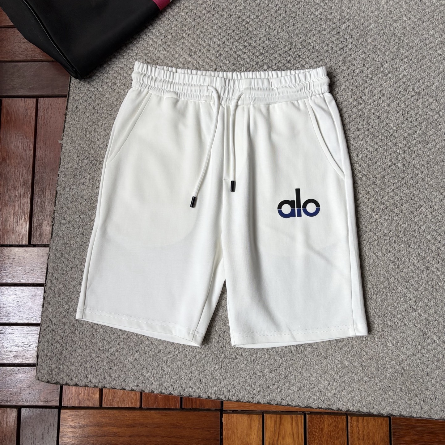 NO:926183,alo's new style is coming, 2026 spring and summer new casual pants and shorts, imported high-density customized mamba cotton fabric, comfortable, soft and skin-friendly, straight and not easy to wrinkle, simple and clear, super versatile upper body effect, super fashionable and versatile, straight and stylish, a wardrobe must-have!  Suitable for any occasion, sizes M-3XL, shorts,19860909alo 新款来袭 2026春夏新款休闲裤短裤,进口高密度定制曼巴棉面料,舒适柔软亲肤,笔挺不易起皱,简单明了,超级百搭上身效果超级棒时尚百搭,笔挺有型,衣橱必备！适合任何场合穿着,码数M-3XL,,shorts,,Men's clothing