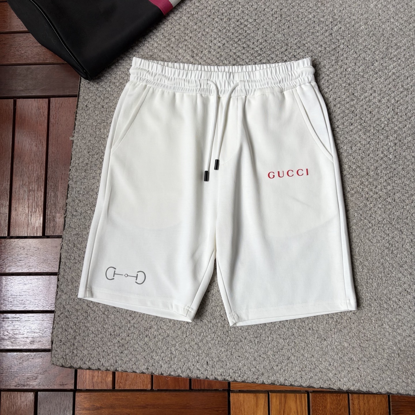 NO:926174,Gucci's new style is coming, 2026 spring and summer new casual pants and shorts, imported high-density customized mamba cotton fabric, comfortable, soft and skin-friendly, straight and not easy to wrinkle, simple and clear, super versatile upper body effect, super fashionable and versatile, straight and stylish, a wardrobe must-have!  Suitable for any occasion, sizes M-3XL, shorts,19860909古奇 新款来袭 2026春夏新款休闲裤短裤,进口高密度定制曼巴棉面料,舒适柔软亲肤,笔挺不易起皱,简单明了,超级百搭上身效果超级棒时尚百搭,笔挺有型,衣橱必备！适合任何场合穿着,码数M-3XL,,shorts,,Men's clothing