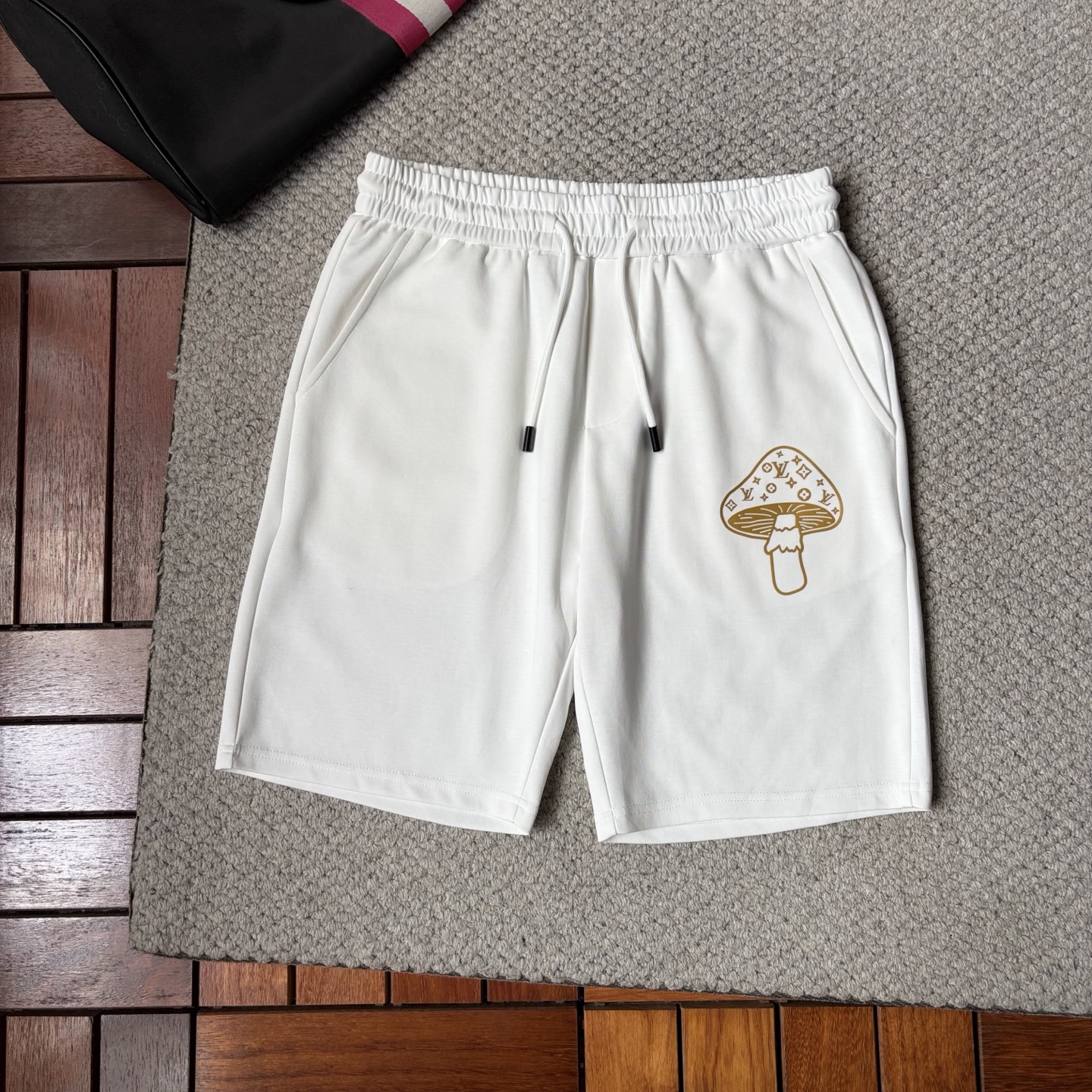 NO:926167,LV’s new style is coming, 2026 spring and summer new casual pants and shorts, imported high-density customized mamba cotton fabric, comfortable, soft and skin-friendly, straight and not easy to wrinkle, simple and clear, super versatile upper body effect, super fashionable and versatile, straight and stylish, a wardrobe must-have!  Suitable for any occasion, sizes M-3XL, Louis Vuitton, shorts,19860909LV 新款来袭 2026春夏新款休闲裤短裤,进口高密度定制曼巴棉面料,舒适柔软亲肤,笔挺不易起皱,简单明了,超级百搭上身效果超级棒时尚百搭,笔挺有型,衣橱必备！适合任何场合穿着,码数M-3XL,,louis vuitton,shorts,,Men's clothing