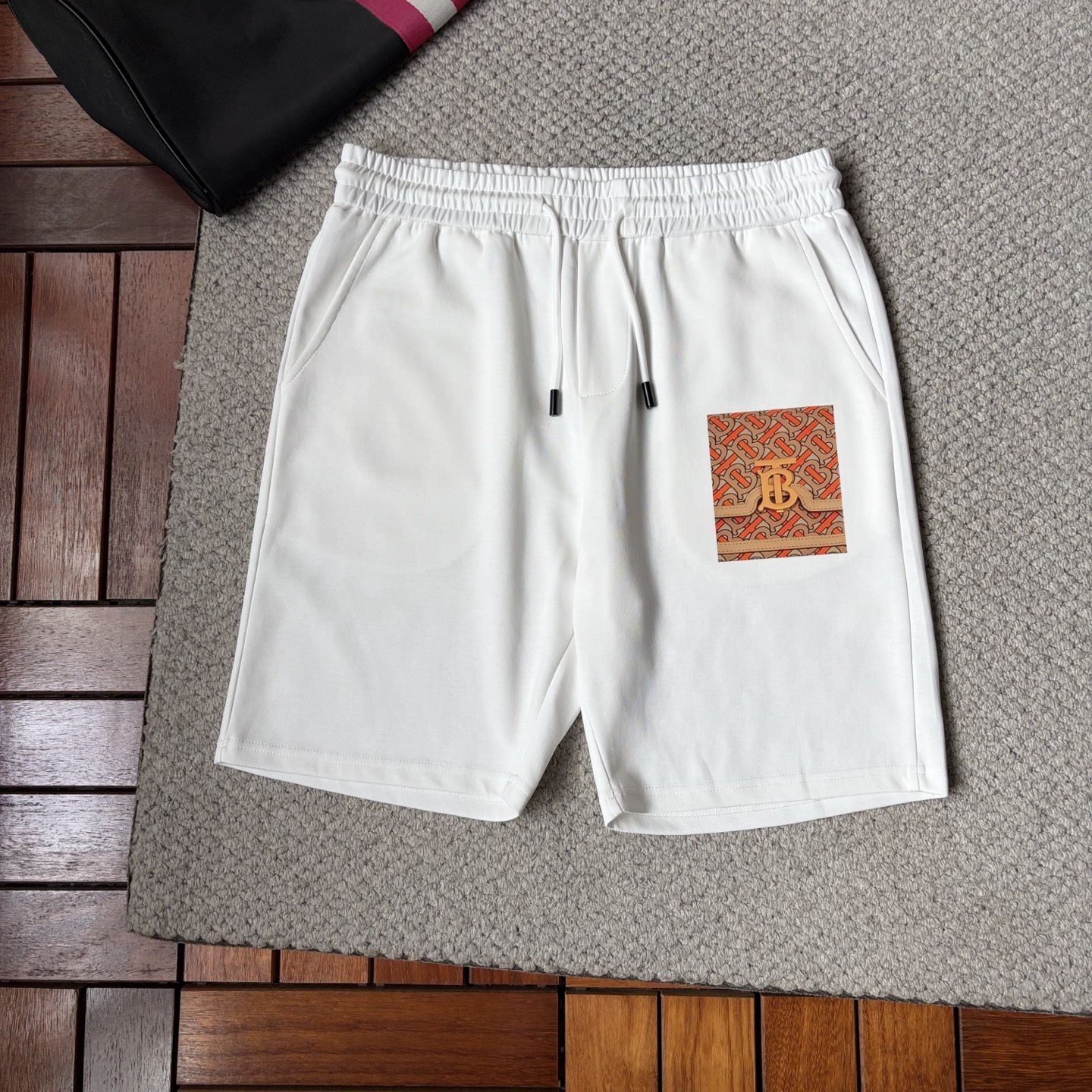 NO:926145,Baba's new style is coming, 2026 spring and summer new casual pants and shorts, imported high-density customized mamba cotton fabric, comfortable, soft and skin-friendly, straight and not easy to wrinkle, simple and clear, super versatile upper body effect, super fashionable and versatile, straight and stylish, a wardrobe must-have!  Suitable for any occasion, sizes M-3XL, burberry, shorts,19860909巴宝 新款来袭 2026春夏新款休闲裤短裤,进口高密度定制曼巴棉面料,舒适柔软亲肤,笔挺不易起皱,简单明了,超级百搭上身效果超级棒时尚百搭,笔挺有型,衣橱必备！适合任何场合穿着,码数M-3XL,,burberry,shorts,,Men's clothing