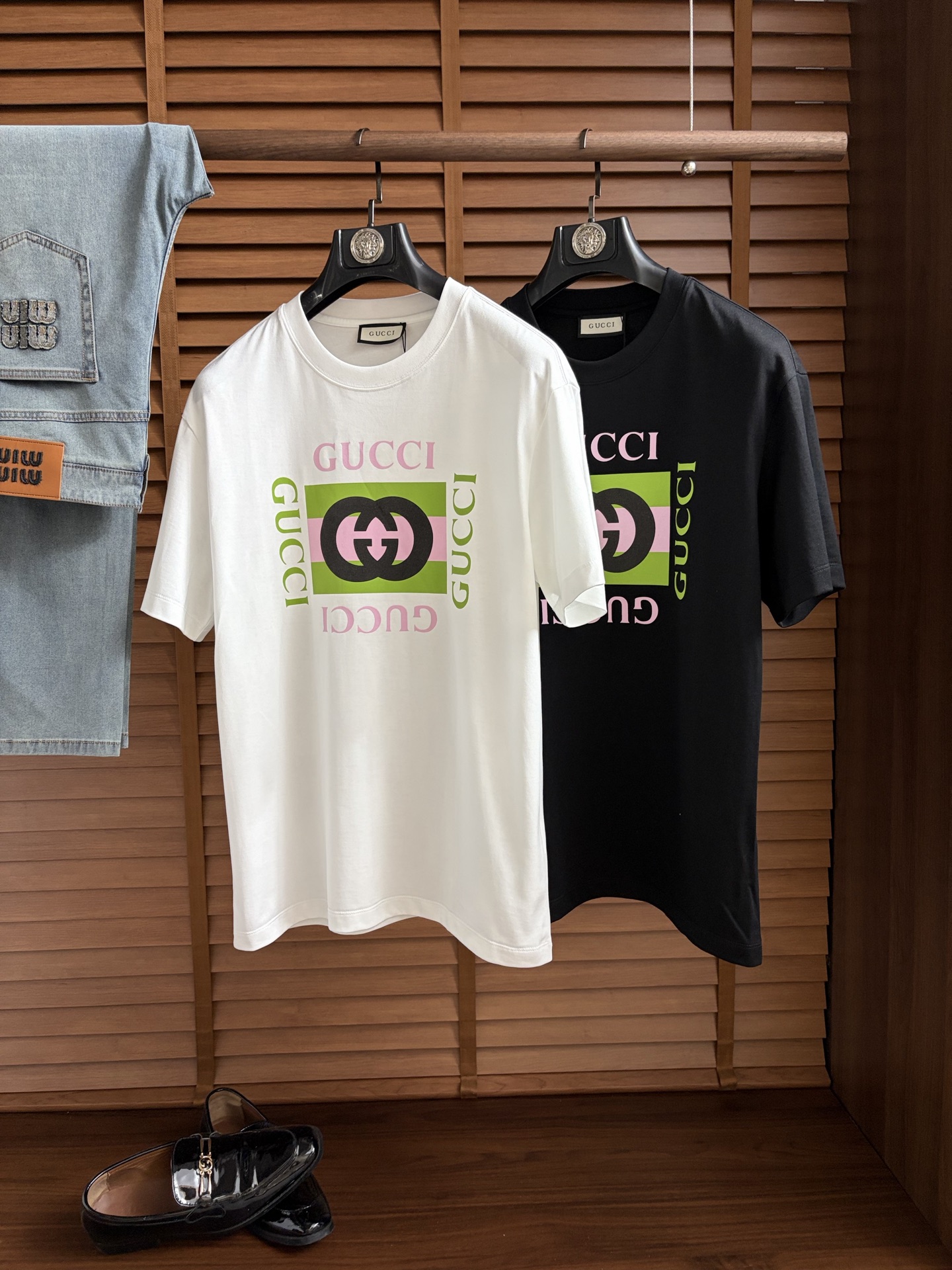 NO:926215,gucci  , 2026 top-quality spring and summer T-shirt, presented with a classic round neck and neat short-sleeved silhouette. The essence of the design lies in the iconic pattern on one side of the body, with simple and smooth lines, reinterpreting this classic brand symbol with unique modern technology. The use of cloud cotton fabric imported from Peru ensures a comfortable experience for daily wear. The overall style subtly combines the long British tradition with contemporary urban flavor  Fusion and simplicity contain profound heritage. Whether it is paired with denim items to create a casual look, or used as an inner layer to brighten a commuting outfit, it can easily show a calm and elegant personal style, becoming an indispensable iconic item in this season's wardrobe. M-3XL (model weighs 173,143 pounds, upper body size L), T-shirt, tees, t-shirt,19860909古奇 、2026顶级一线品质春夏T恤,以经典圆领与利落短袖廓形呈现.设计精髓在于衣身一侧标志性图案,其线条简洁流畅,以独特的现代工艺重新诠释这一经典品牌符号.采用秘鲁进口云朵棉面料,确保了日常穿着的舒适体验.整体风格将悠久的英伦传统与当代都市气息巧妙融合,简约中蕴含着深厚底蕴.无论是搭配丹宁单品塑造休闲造型,亦或作为内搭点亮通勤穿搭,都能轻松彰显从容而优雅的个人风格,成为本季衣橱中不可或缺的标志性单品.M-3XL（模特173,143斤上身L码）,,T-shirt,tees，t-shirt,,Men's clothing