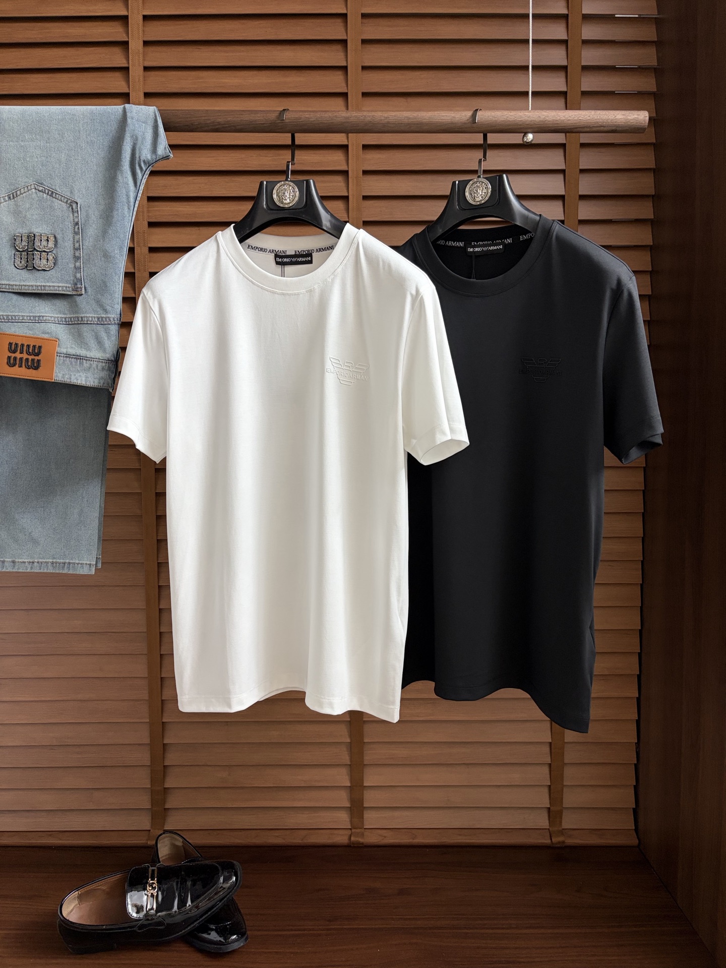 NO:926222,Armagh, 2026 top-quality spring and summer T-shirts are presented with a classic round neck and neat short-sleeved silhouette. The essence of the design lies in the iconic pattern on one side of the body, with simple and smooth lines, reinterpreting this classic brand symbol with unique modern technology. The use of cloud cotton fabric imported from Peru ensures a comfortable experience in daily wear. The overall style combines the long British tradition with contemporary urban flavor  A wonderful fusion, simplicity contains profound heritage. Whether it is paired with denim items to create a casual look, or used as an inner layer to brighten a commuting outfit, it can easily show a calm and elegant personal style, becoming an indispensable iconic item in this season's wardrobe. M-3XL (model weighs 173,143 pounds, upper body size L), T-shirt, tees, t-shirt,19860909阿玛、2026顶级一线品质春夏T恤,以经典圆领与利落短袖廓形呈现.设计精髓在于衣身一侧标志性图案,其线条简洁流畅,以独特的现代工艺重新诠释这一经典品牌符号.采用秘鲁进口云朵棉面料,确保了日常穿着的舒适体验.整体风格将悠久的英伦传统与当代都市气息巧妙融合,简约中蕴含着深厚底蕴.无论是搭配丹宁单品塑造休闲造型,亦或作为内搭点亮通勤穿搭,都能轻松彰显从容而优雅的个人风格,成为本季衣橱中不可或缺的标志性单品.M-3XL（模特173,143斤上身L码）,,T-shirt,tees，t-shirt,,Men's clothing